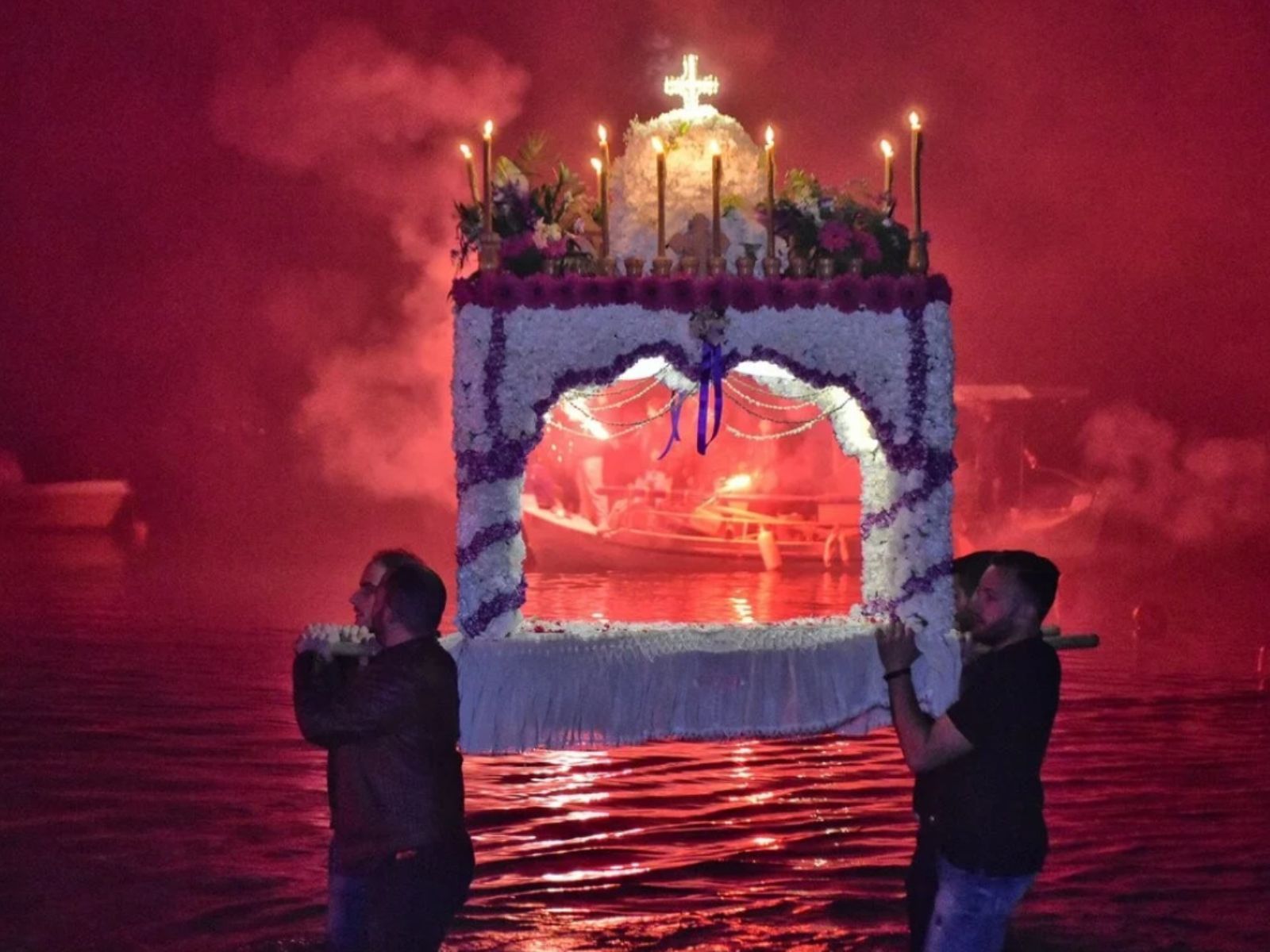 Πάσχα στο Ναύπλιο: Ο φαντασμαγορικός Επιτάφιος μέσα στη θάλασσα και τα μεγαλοπρεπή έθιμα