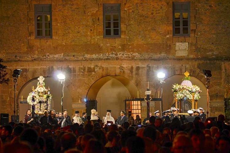 Πάσχα στο Ναύπλιο: Ο φαντασμαγορικός Επιτάφιος μέσα στη θάλασσα και τα μεγαλοπρεπή έθιμα