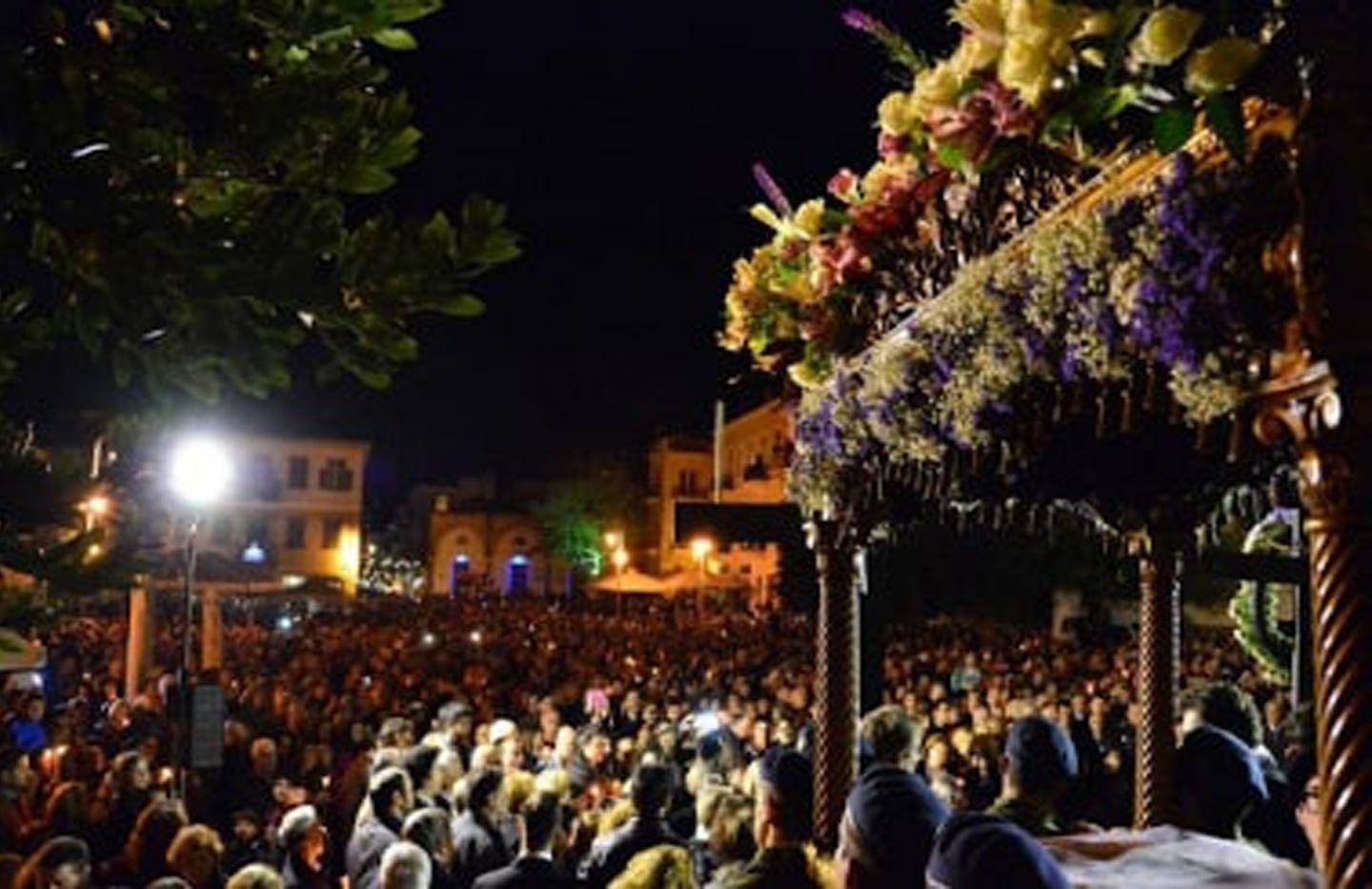 Πάσχα στο Ναύπλιο: Ο φαντασμαγορικός Επιτάφιος μέσα στη θάλασσα και τα μεγαλοπρεπή έθιμα