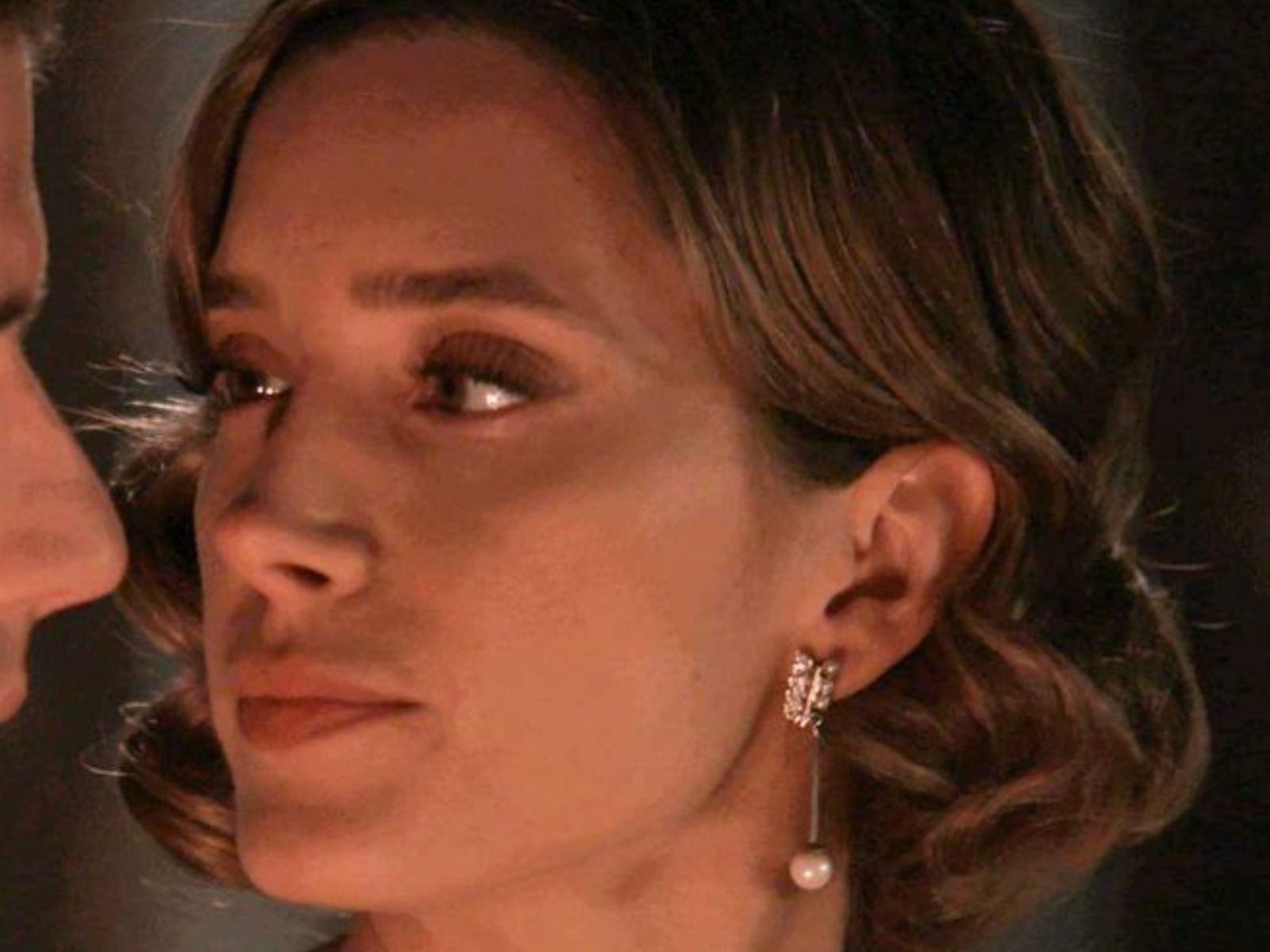 Grand Hotel: H Ελένη προσποιείται οτι είναι φίλη της Δέσποινας και βάζει δηλητηριασμένα σκουπίδια στις πληγές της για να την εξοντώσει