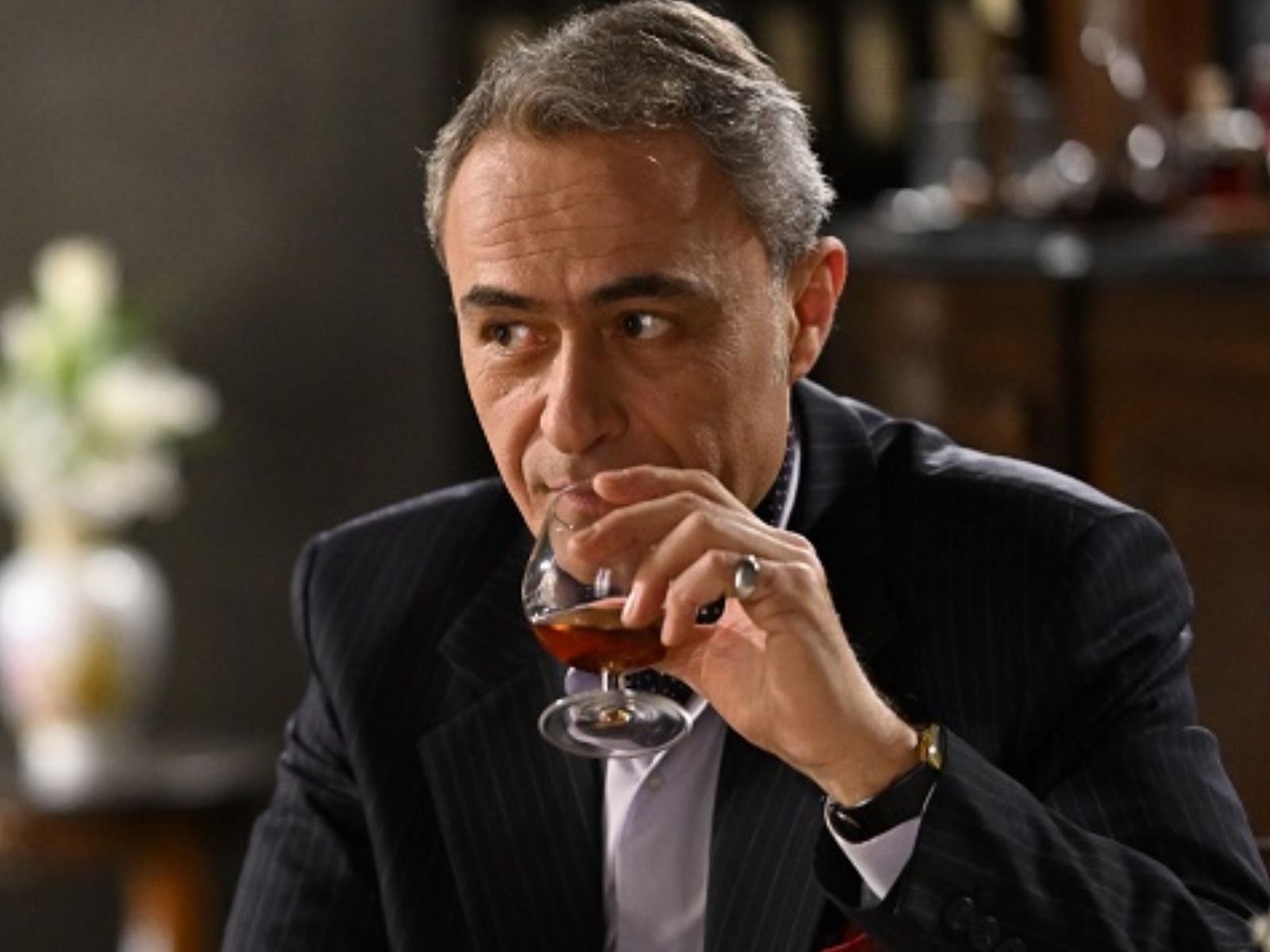 Άγιος Έρωτας: Ο Κυριάκος  προσπαθεί να πείσει την Ελένη να μην αποκαλύψει την αλήθεια