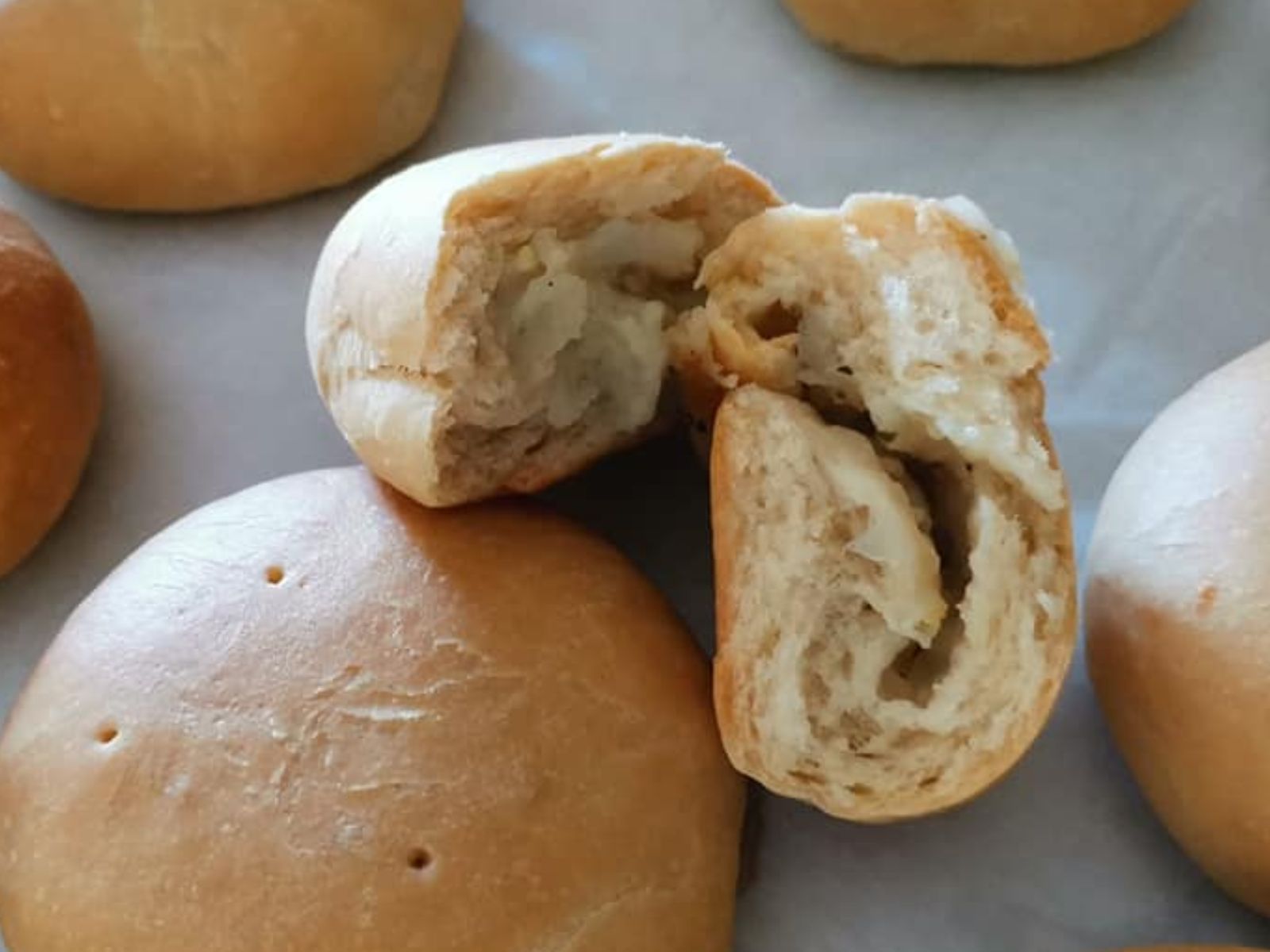 Αρωματικά Σαρακοστιανά ψωμάκια με γέμιση πατάτας