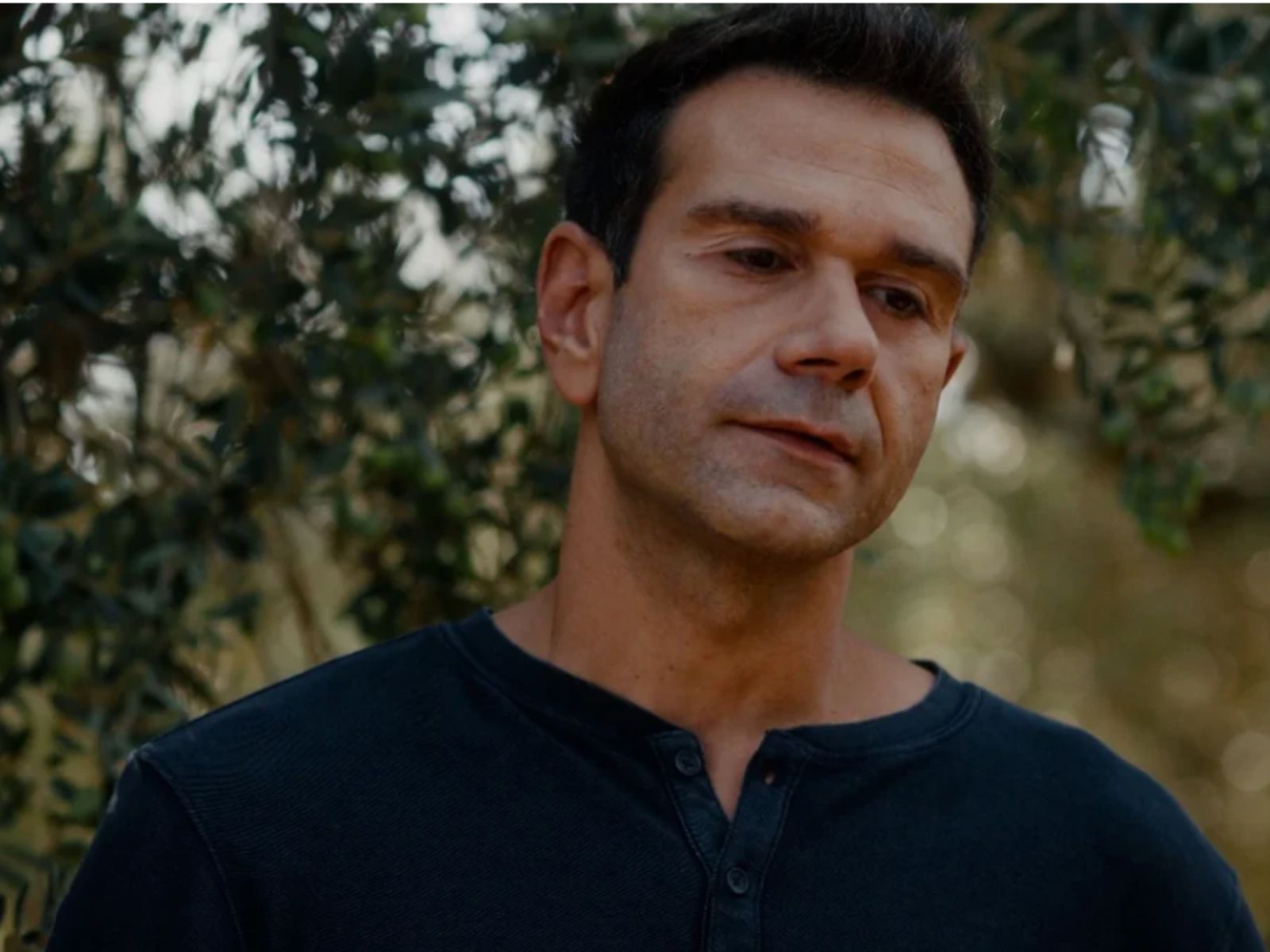 Η Γη της Ελιας : Ο Μάνος φέρεται σκληρά στην Αμαλία και εκείνη τον βάζει στο στόχαστρο