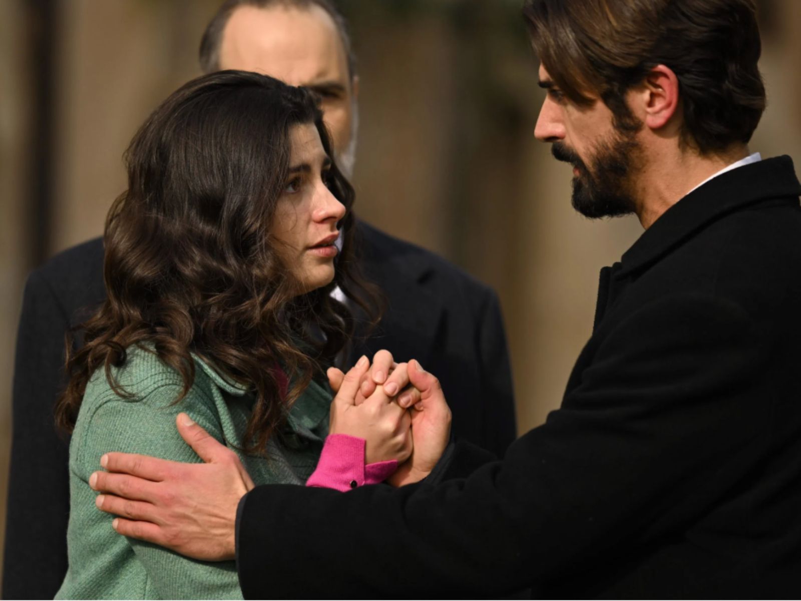 Άγιος Έρωτας: Ο πατήρ Νικόλαος ψυχορραγεί στην αγκαλιά της Χλόης