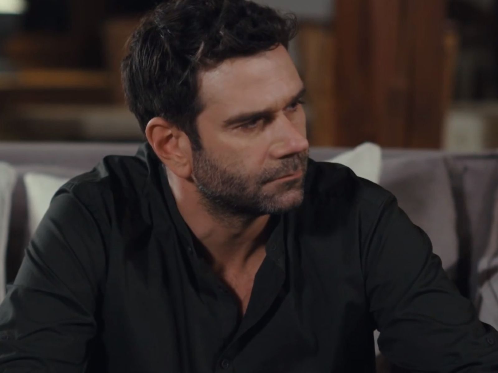 Η Γη της Ελιάς: Μήπως ήρθε η ώρα να τα μαζέψεις και να φύγεις απ’ το σπίτι μου- Ο Μάνος τη διώχνει κακήν κακώς