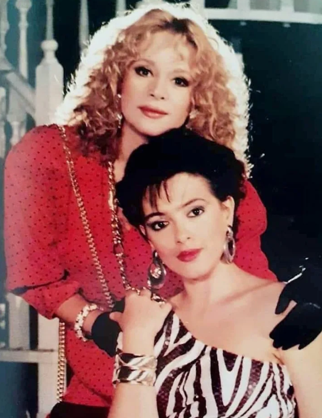 Η σπάνια φωτογραφία της Ελένης Ράντου να ποζάρει στο πλευρό της Αλίκης Βουγιουκλάκη