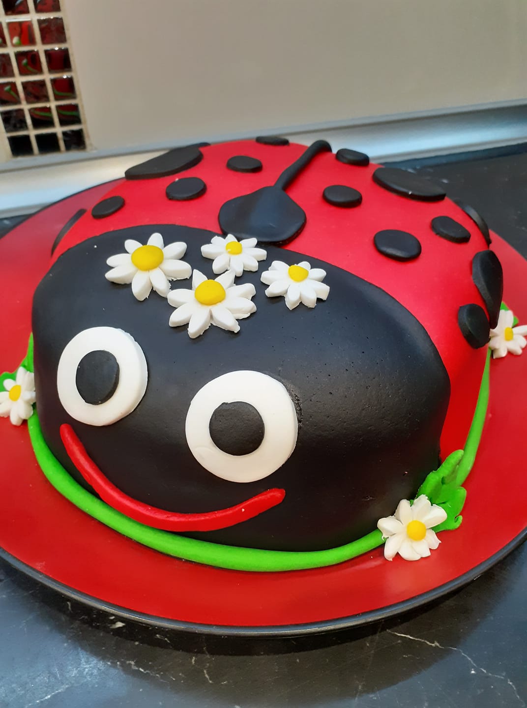 Τούρτα Πασχαλίτσα με κέικ και ζαχαρόπαστα