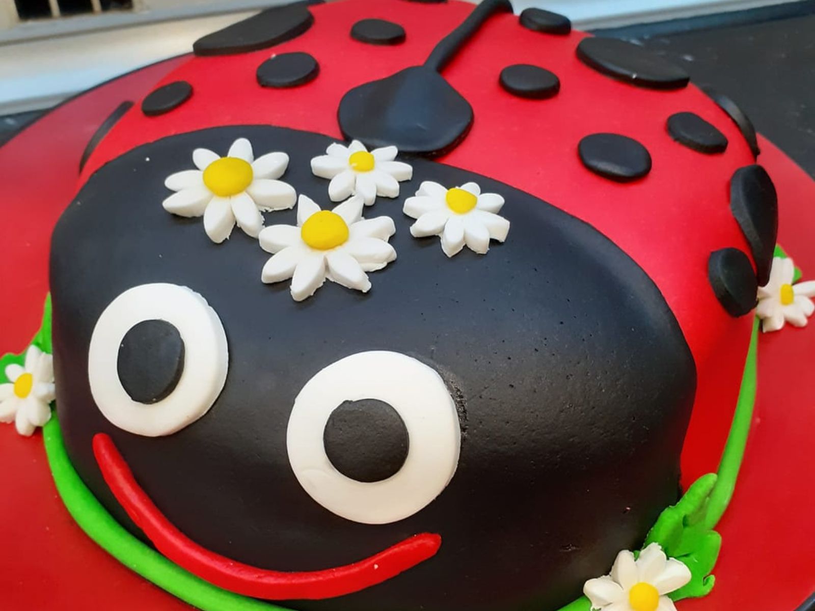 Τούρτα Πασχαλίτσα με κέικ και ζαχαρόπαστα