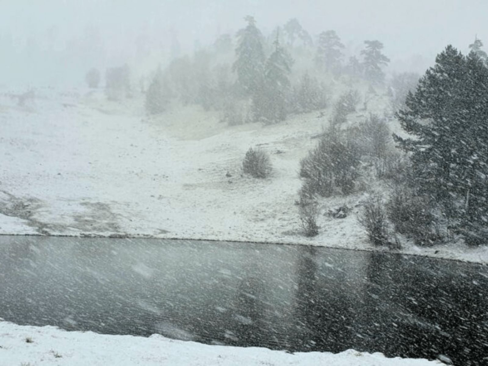 Δελτίο καιρού από την ΕΜΥ: Χιονοπτώσεις, βροχές και καταιγίδες- Οι περιοχές που “πνίγει” η κακοκαιρία