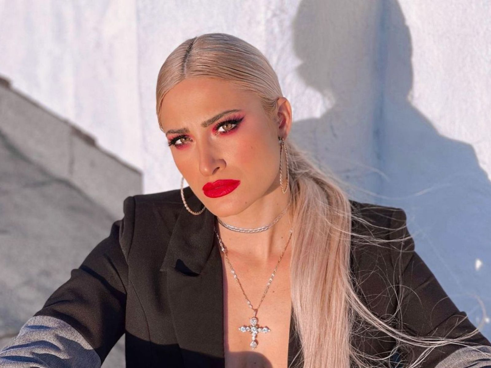 Ιωάννα Τούνη: Ντυμένη στα μαύρα και σε άσχημη ψυχολογική κατάσταση στο νέο της βίντεο