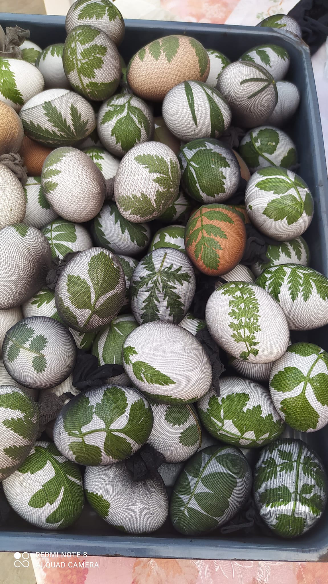 Η τεχνική με το καλσόν που θα κάνει τα Πασχαλινά σου αυγά να μοιάζουν με έργα τέχνης