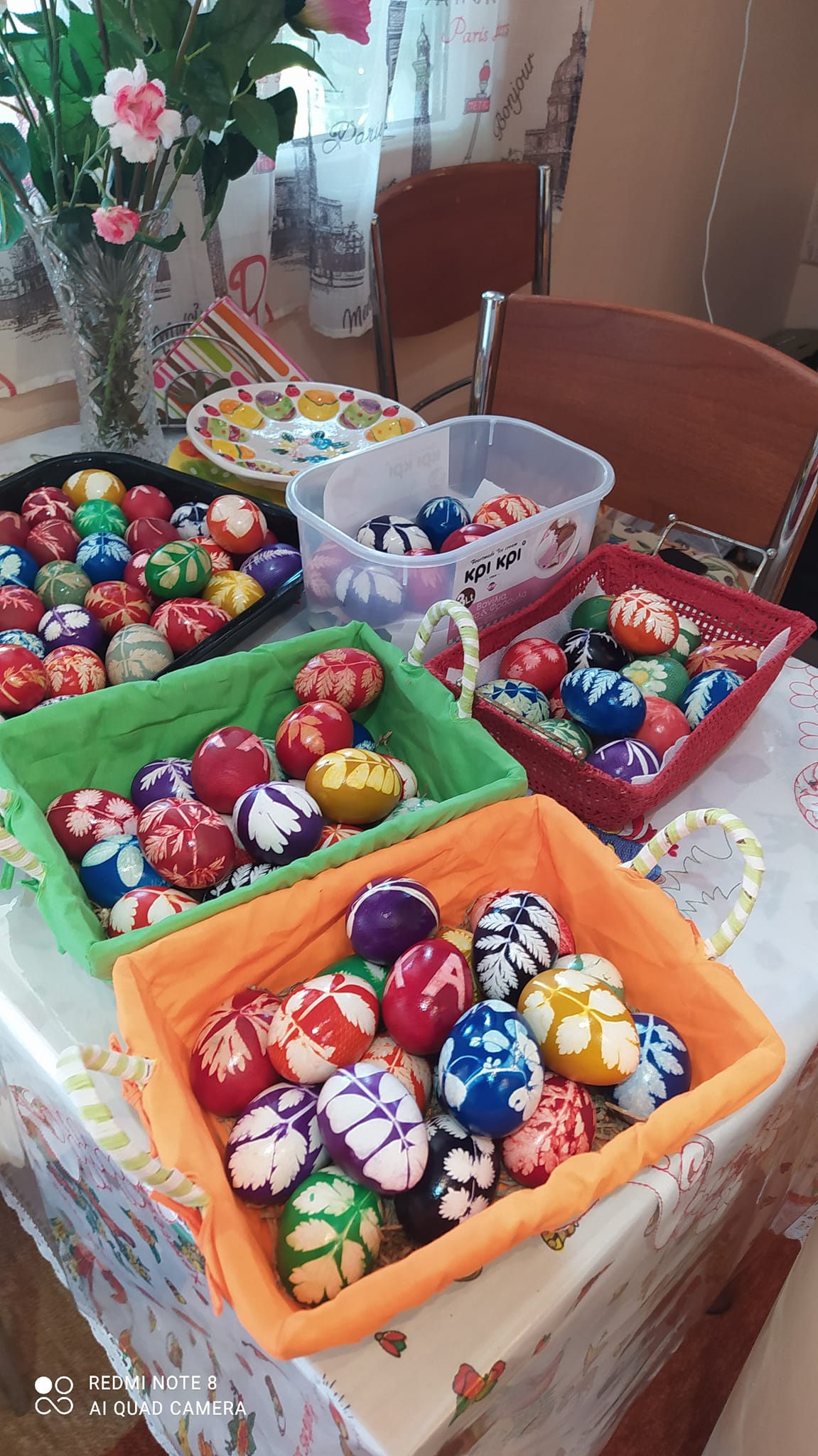 Η τεχνική με το καλσόν που θα κάνει τα Πασχαλινά σου αυγά να μοιάζουν με έργα τέχνης