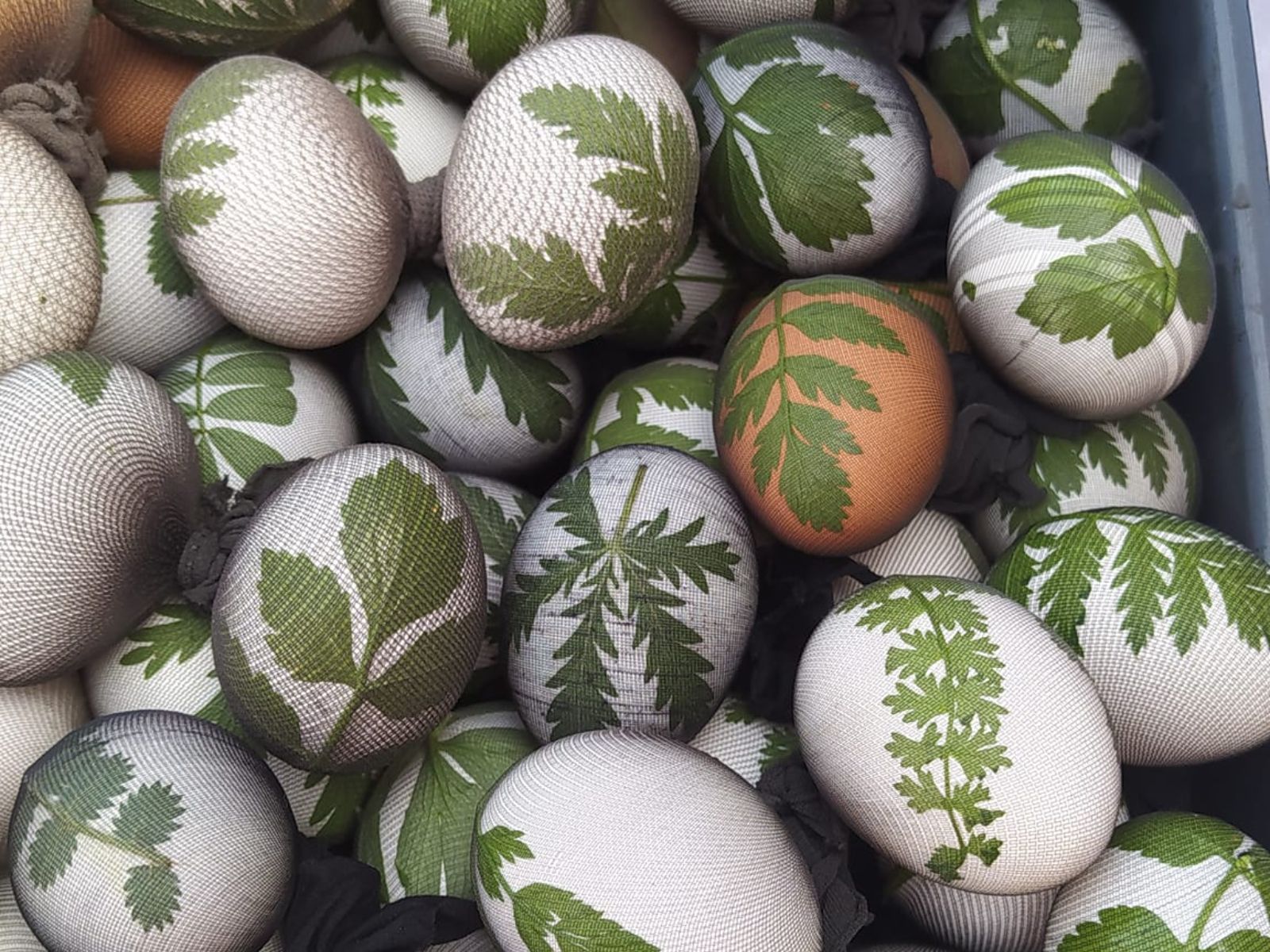 Η τεχνική με το καλσόν που θα κάνει τα Πασχαλινά σου αυγά να μοιάζουν με έργα τέχνης