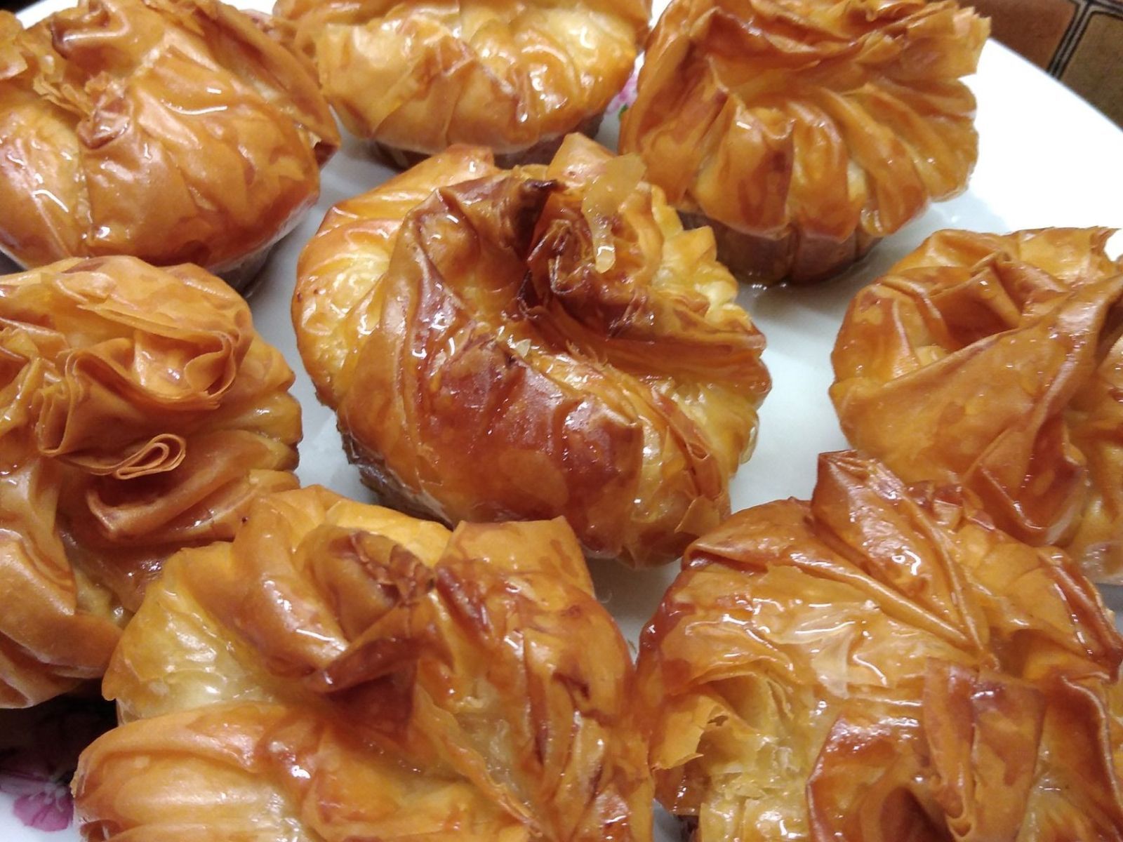 Το ιδανικό γλυκό για το Πάσχα: Σιροπιαστές φωλιές γαλακτομπούρεκο