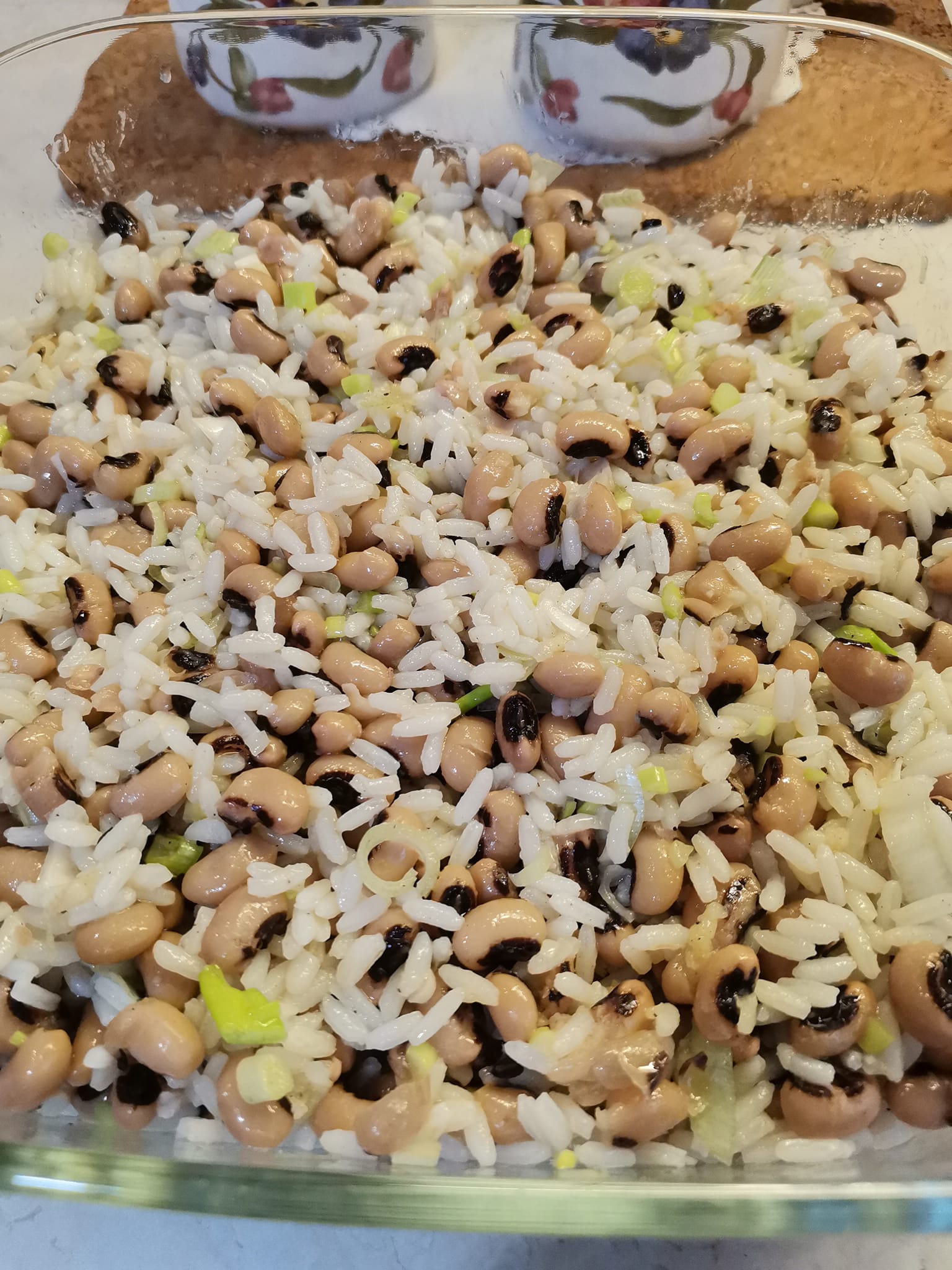 Πικάντικη ρυζοσαλάτα με μαυρομάτικα φασόλια για τη Μεγάλη Εβδομάδα