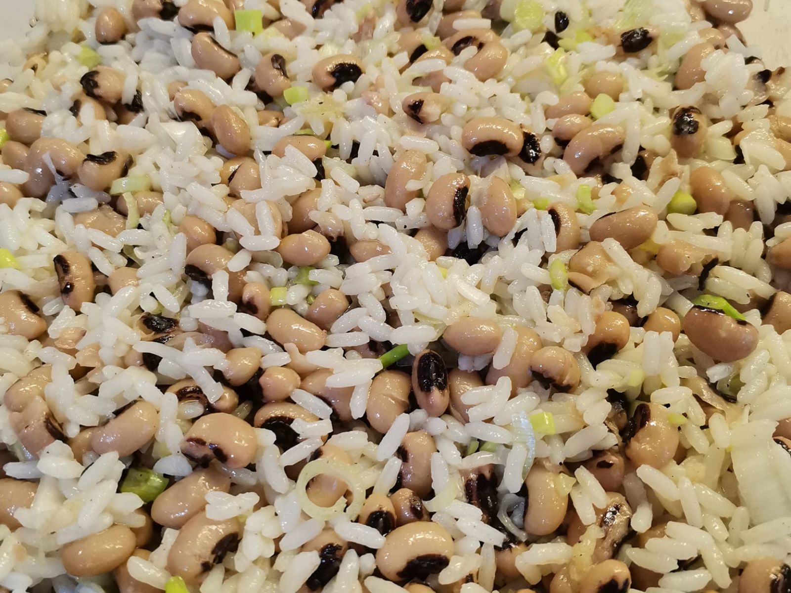 Πικάντικη ρυζοσαλάτα με μαυρομάτικα φασόλια για τη Μεγάλη Εβδομάδα