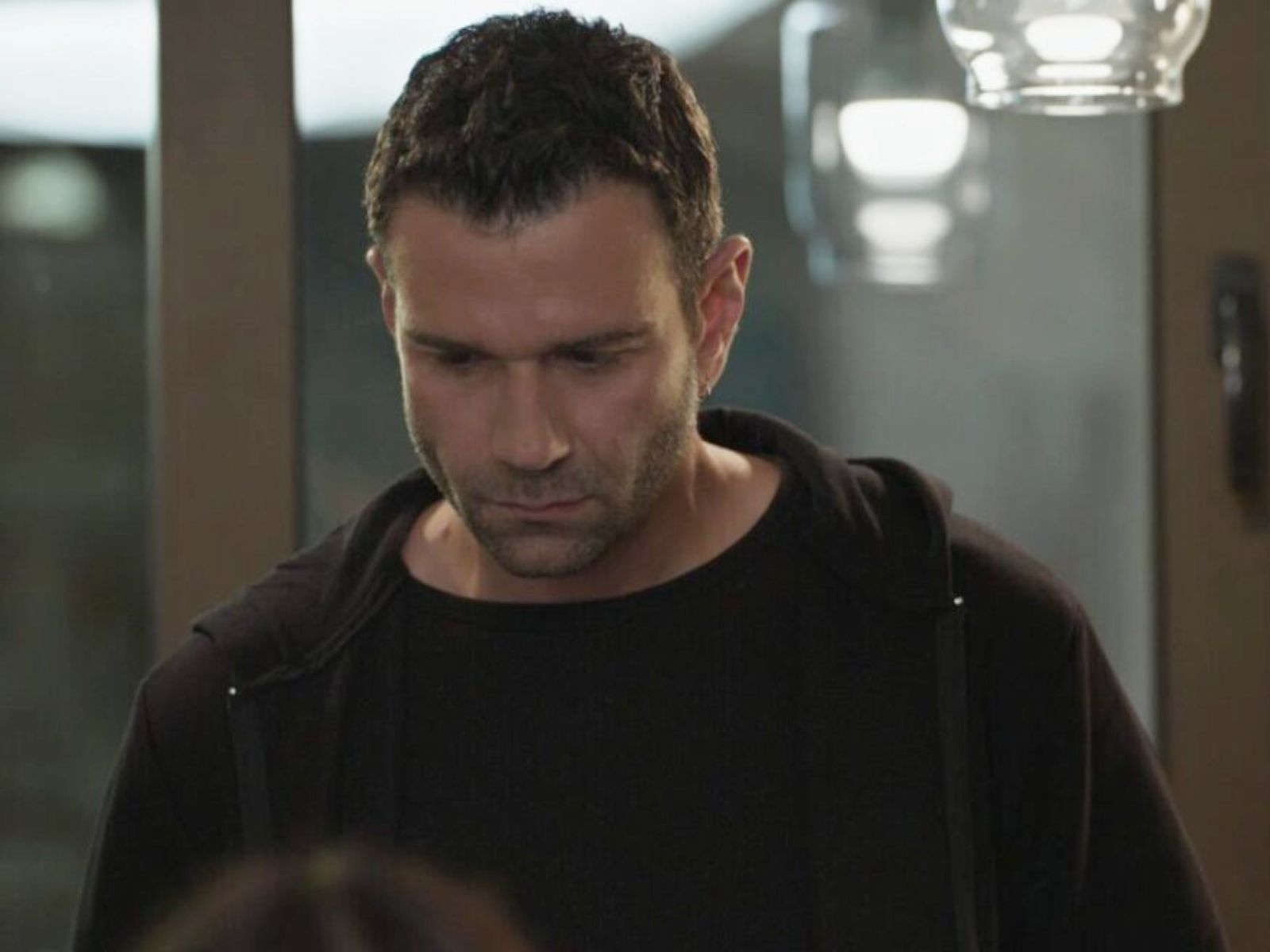 Η Γη της Ελιάς : Η απόφαση του Μάνου να φύγει πέφτει σα βόμβα