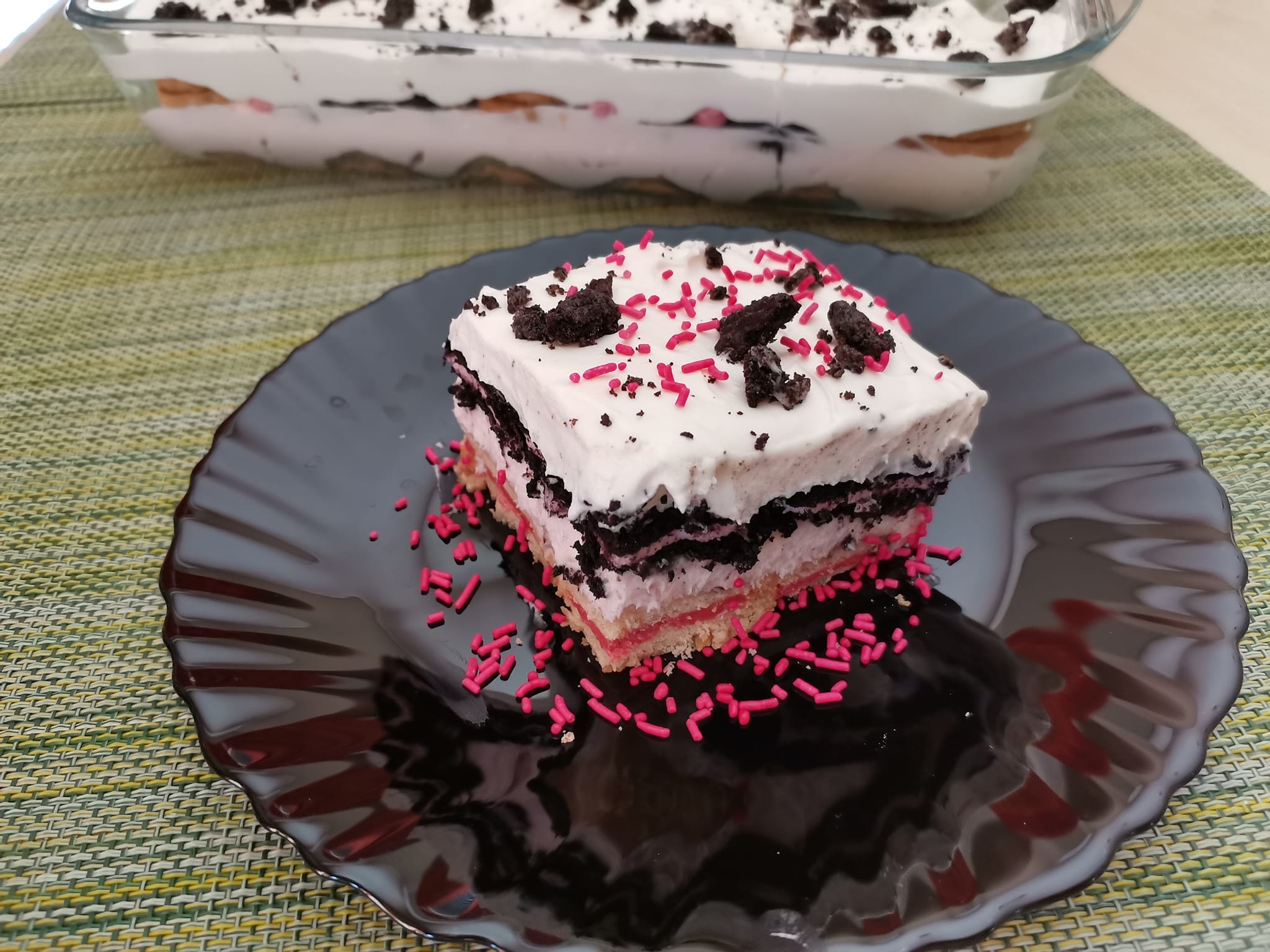 Δροσερό γλυκό ψυγείου με γεμιστά μπισκότα φράουλας