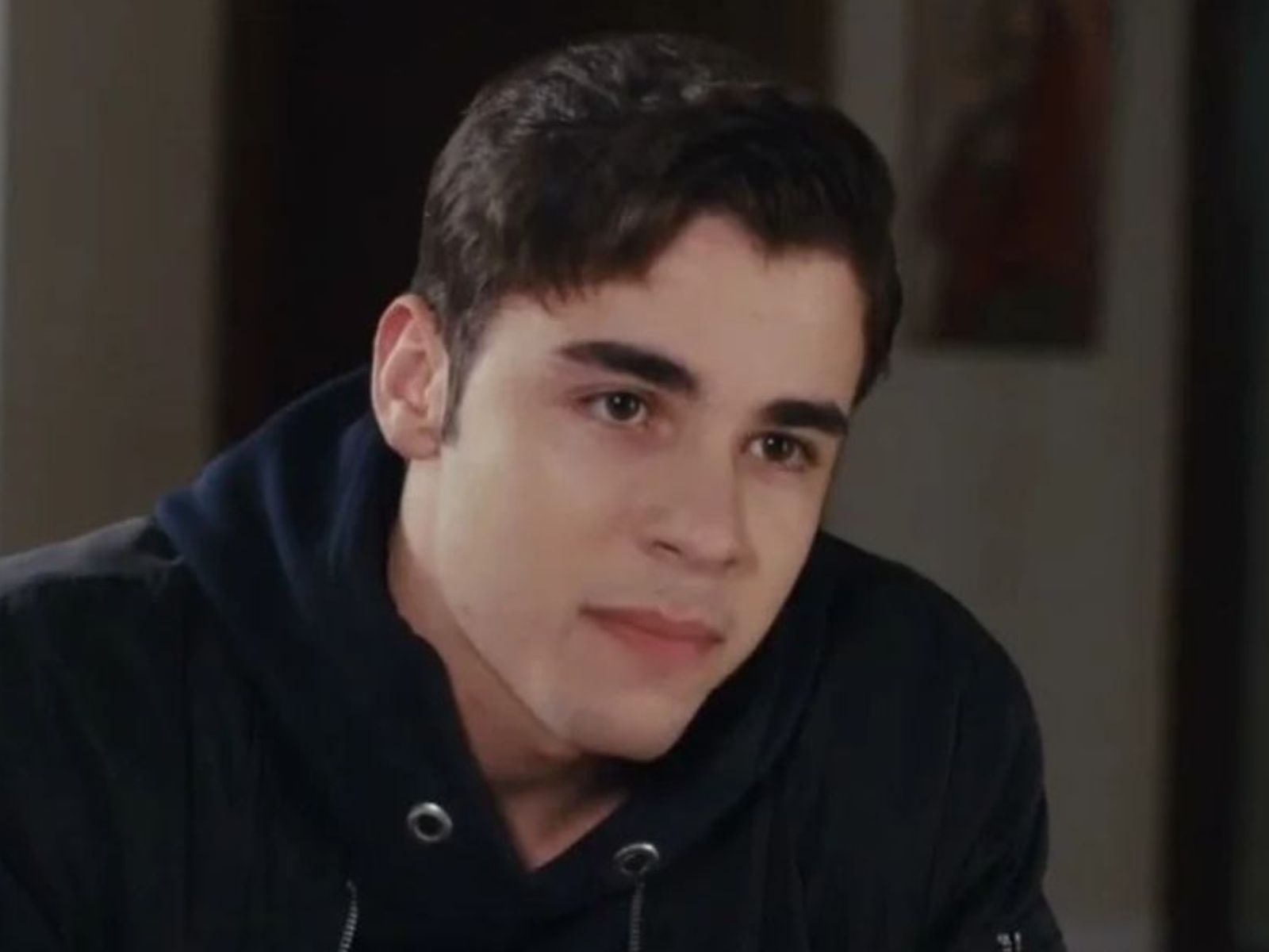 Η Γη της Ελιας : Ο Παρασκευάς αλλάζει και επίσημα το επίθετο του σε Μπράτης