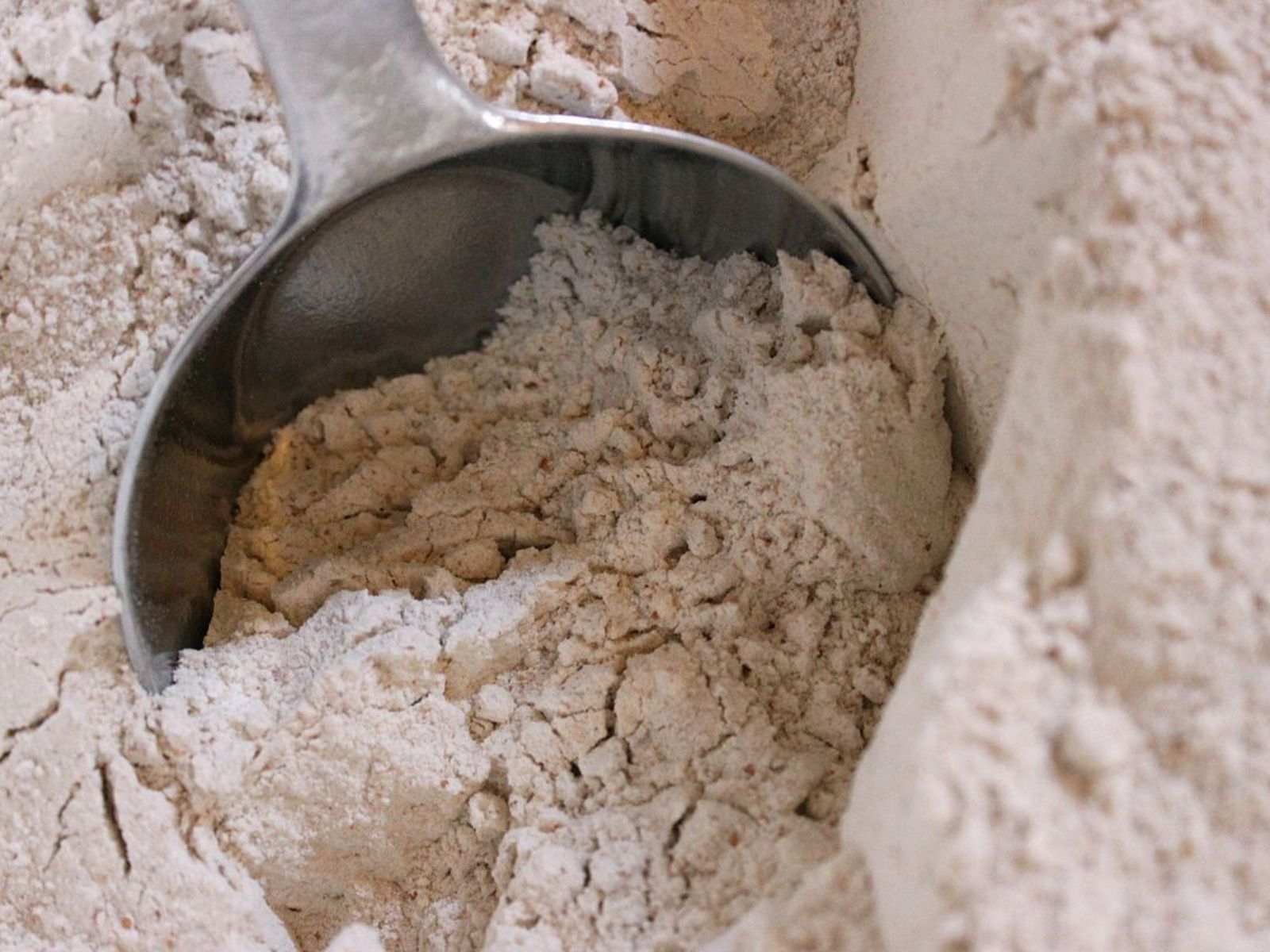 Αλεύρι βρώμης: Τα οφέλη για την υγεία μας σε σύγκριση με το κανονικό αλεύρι