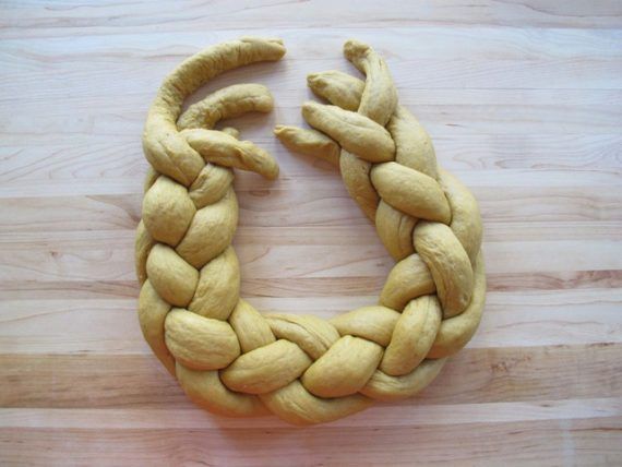 Όλα τα κόλπα για τα πιο αφράτα Πασχαλινά τσουρέκια και μυστικά για να φτιάξεις σχέδια