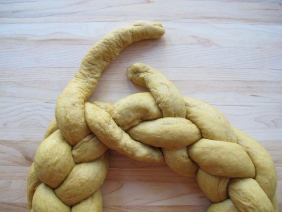 Όλα τα κόλπα για τα πιο αφράτα Πασχαλινά τσουρέκια και μυστικά για να φτιάξεις σχέδια