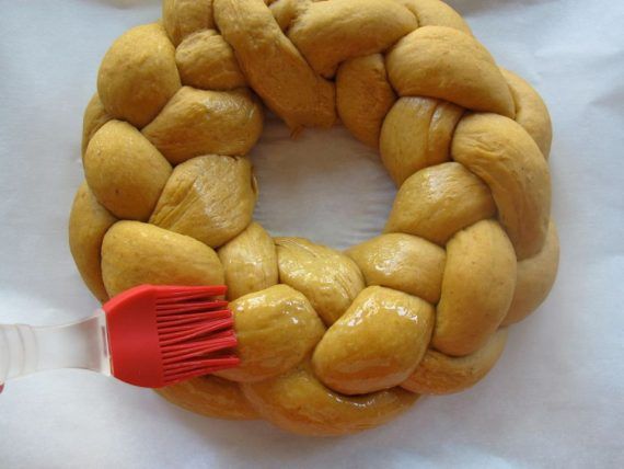 Όλα τα κόλπα για τα πιο αφράτα Πασχαλινά τσουρέκια και μυστικά για να φτιάξεις σχέδια