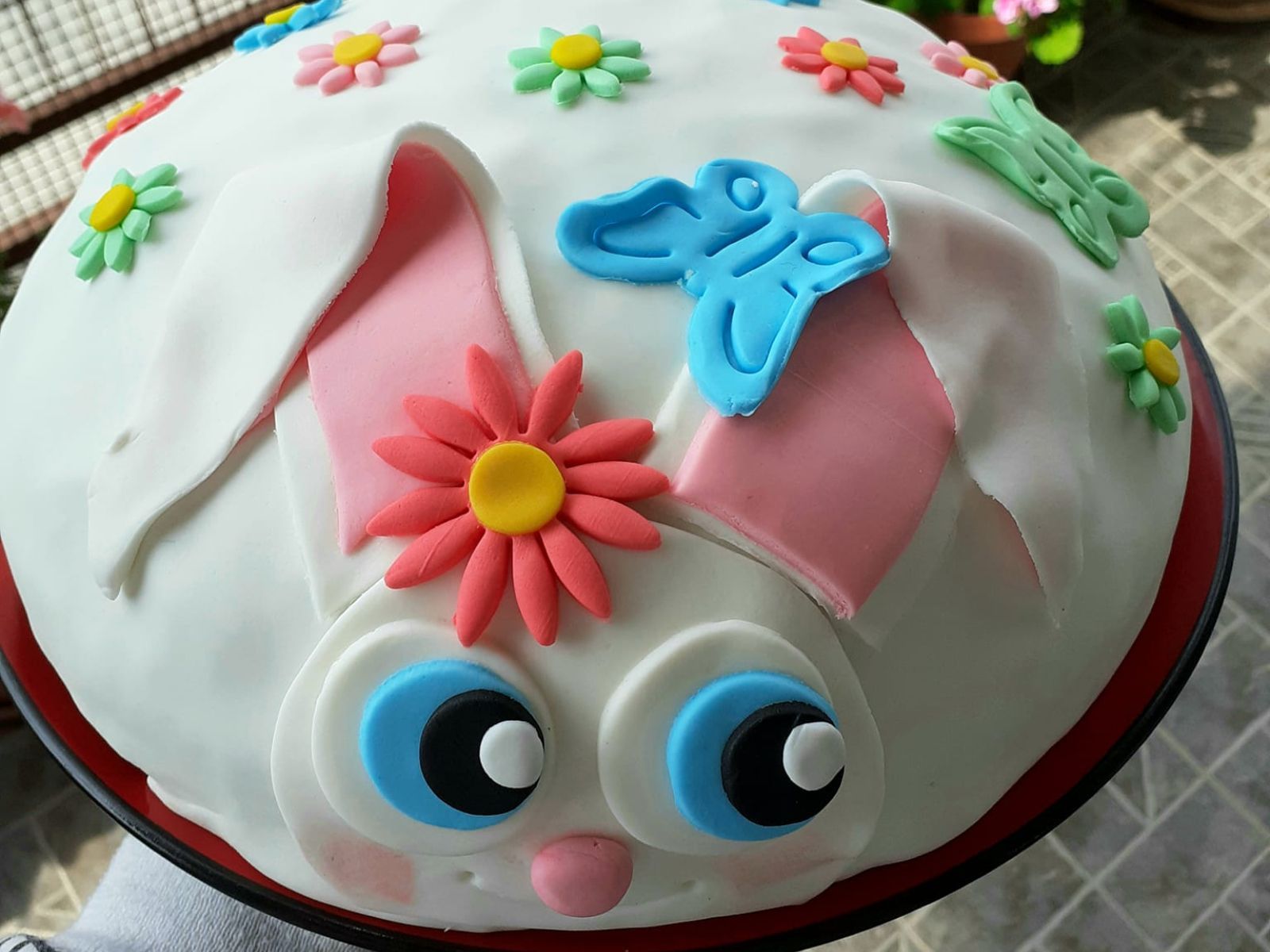 Πασχαλινό τσουρέκι λαγουδάκι με ζαχαρόπαστα