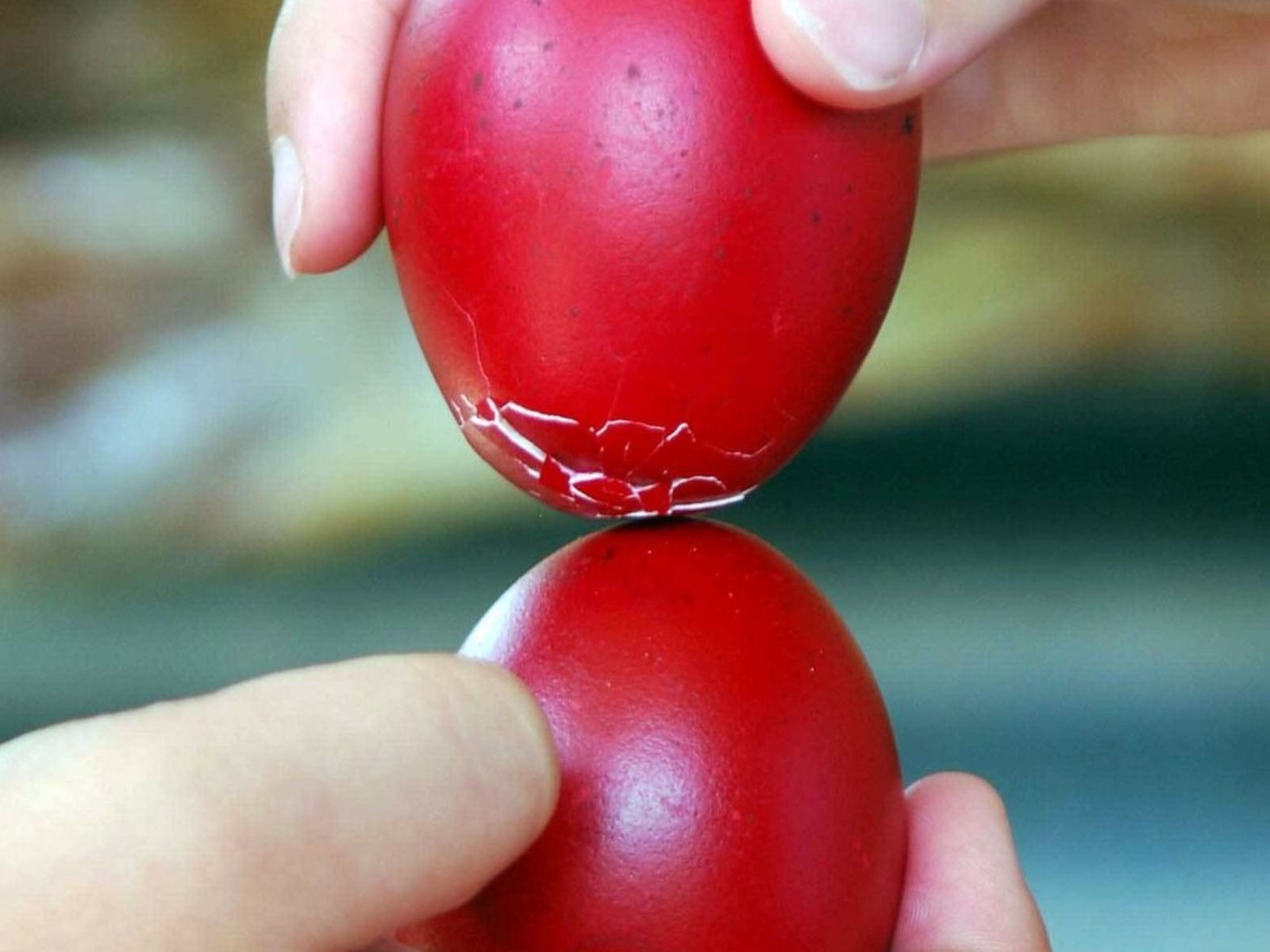 Ράγισαν τα Πασχαλινά αυγά στο βράσιμo; Με αυτό το κόλπο θα τα κάνετε και πάλι σα καινούργια