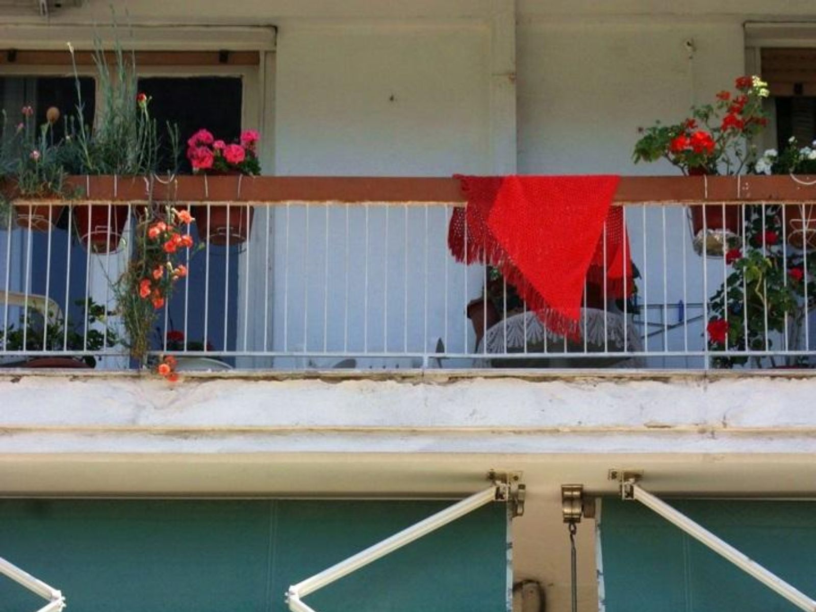 Αυτός είναι ο λόγος που τη Μεγάλη Πέμπτη κρεμάμε ένα κόκκινο ύφασμα στο μπαλκόνι