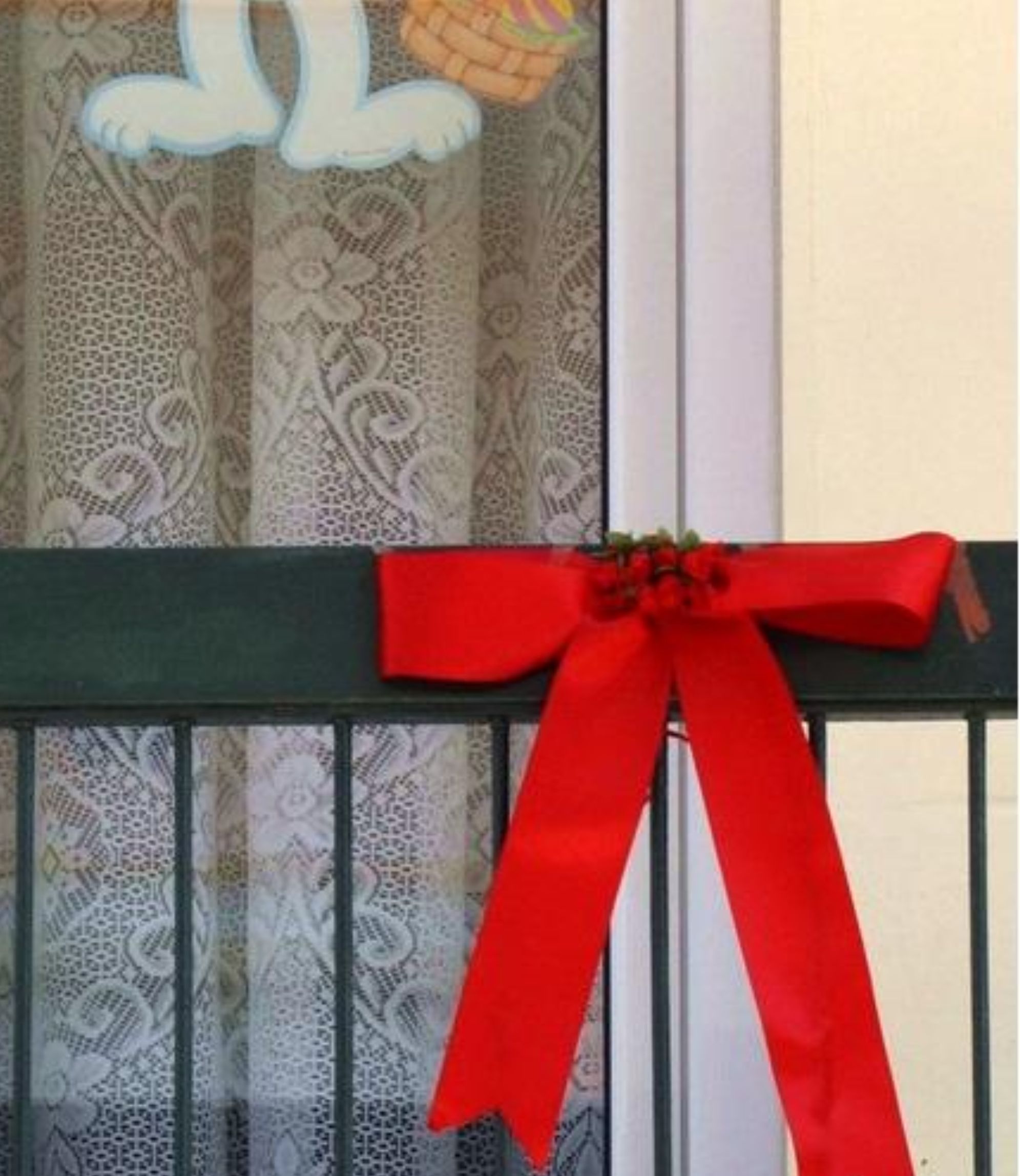 Αυτός είναι ο λόγος που τη Μεγάλη Πέμπτη κρεμάμε κάτι κόκκινο στο μπαλκόνι