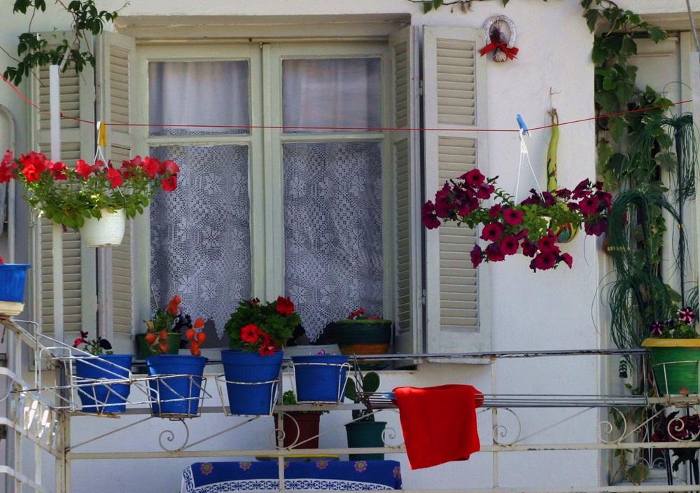 Αυτός είναι ο λόγος που τη Μεγάλη Πέμπτη κρεμάμε κάτι κόκκινο στο μπαλκόνι