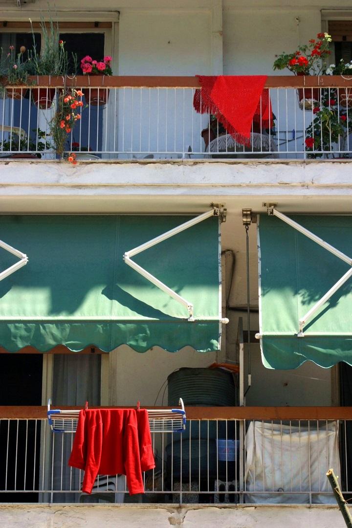 Αυτός είναι ο λόγος που τη Μεγάλη Πέμπτη κρεμάμε κάτι κόκκινο στο μπαλκόνι