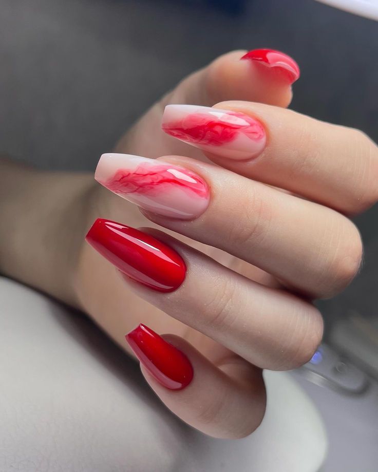 Red Easter Nails: Τα 10 Top Trends στο μανικιούρ για το Πάσχα σε φλογερό κόκκινο χρώμα