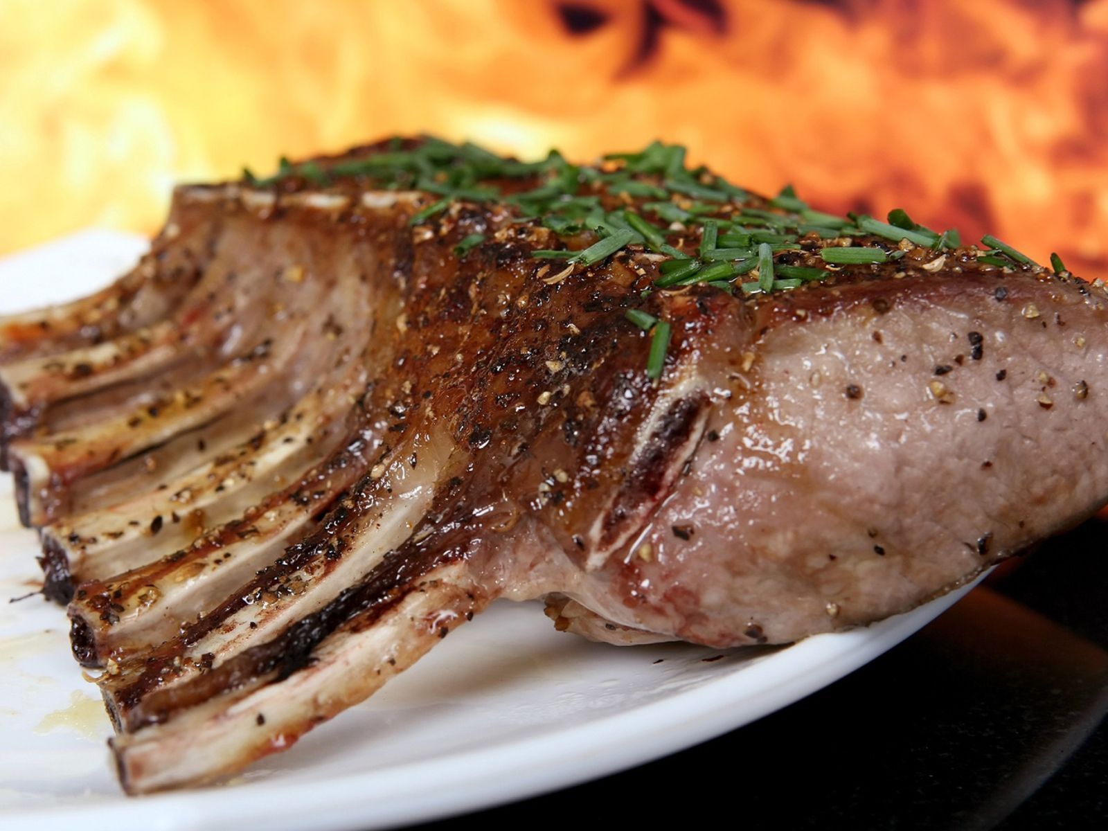 Ανακαλούνται μπριζόλες που περιέχουν κομμάτια ξύλου