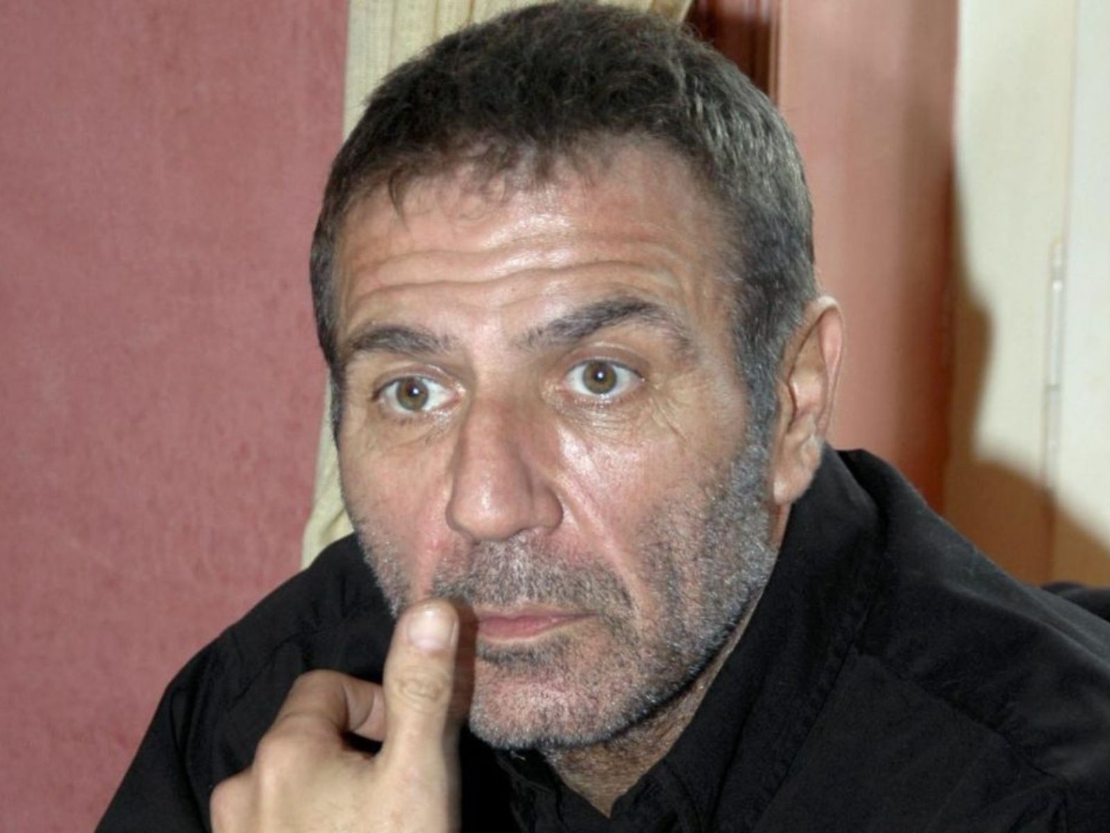 Είναι το σπίτι του Νίκου Σεργιανόπουλου στοιχειωμένο; – “Ακούγονται φωνές” καταγγέλλουν γείτονες