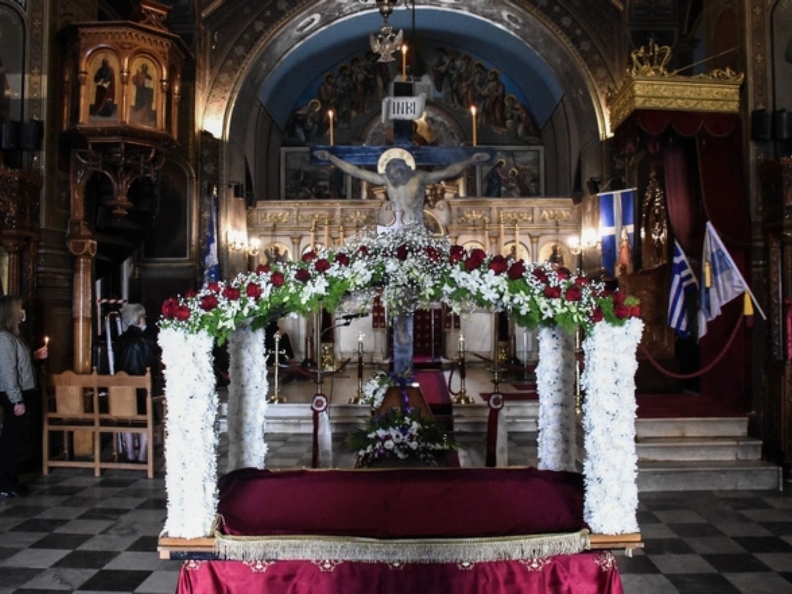 Μεγάλη Παρασκευή: Η ώρα της Αποκαθήλωσης και πότε γίνεται η περιφορά του Επιταφίου