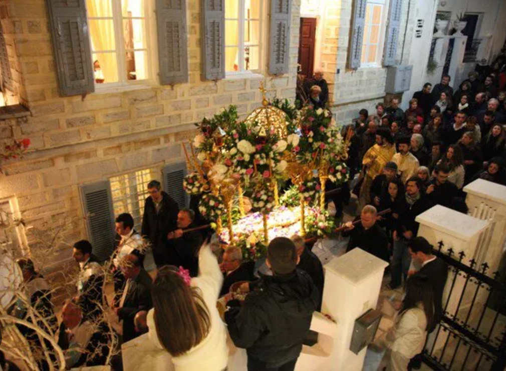 Μεγάλη Παρασκευή: Τα μέρη της Ελλάδας που έχουν τους ωραιότερους επιταφίους