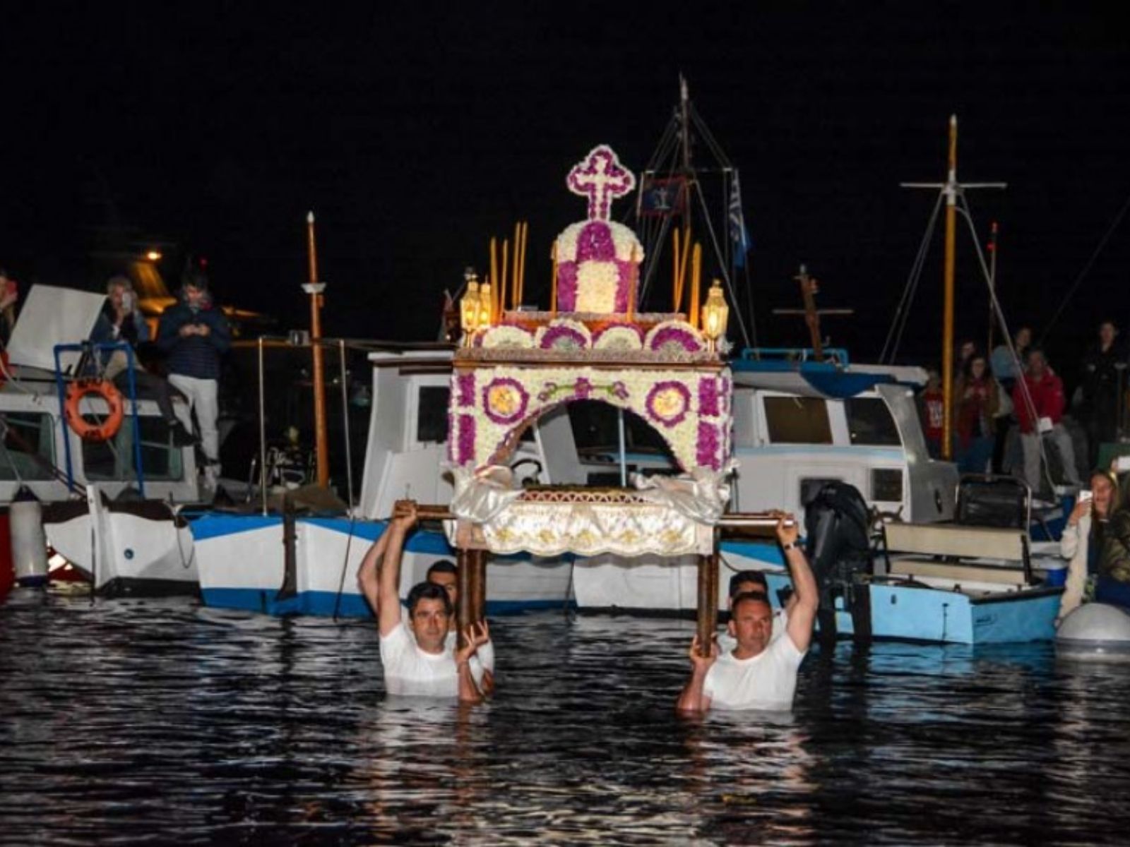 Μεγάλη Παρασκευή: Τα μέρη της Ελλάδας που έχουν τους ωραιότερους επιταφίους
