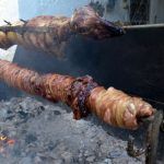 Το έξυπνο κόλπο για να καθαρίσετε χωρίς τρίψιμο τις σούβλες και τις ψησταριές