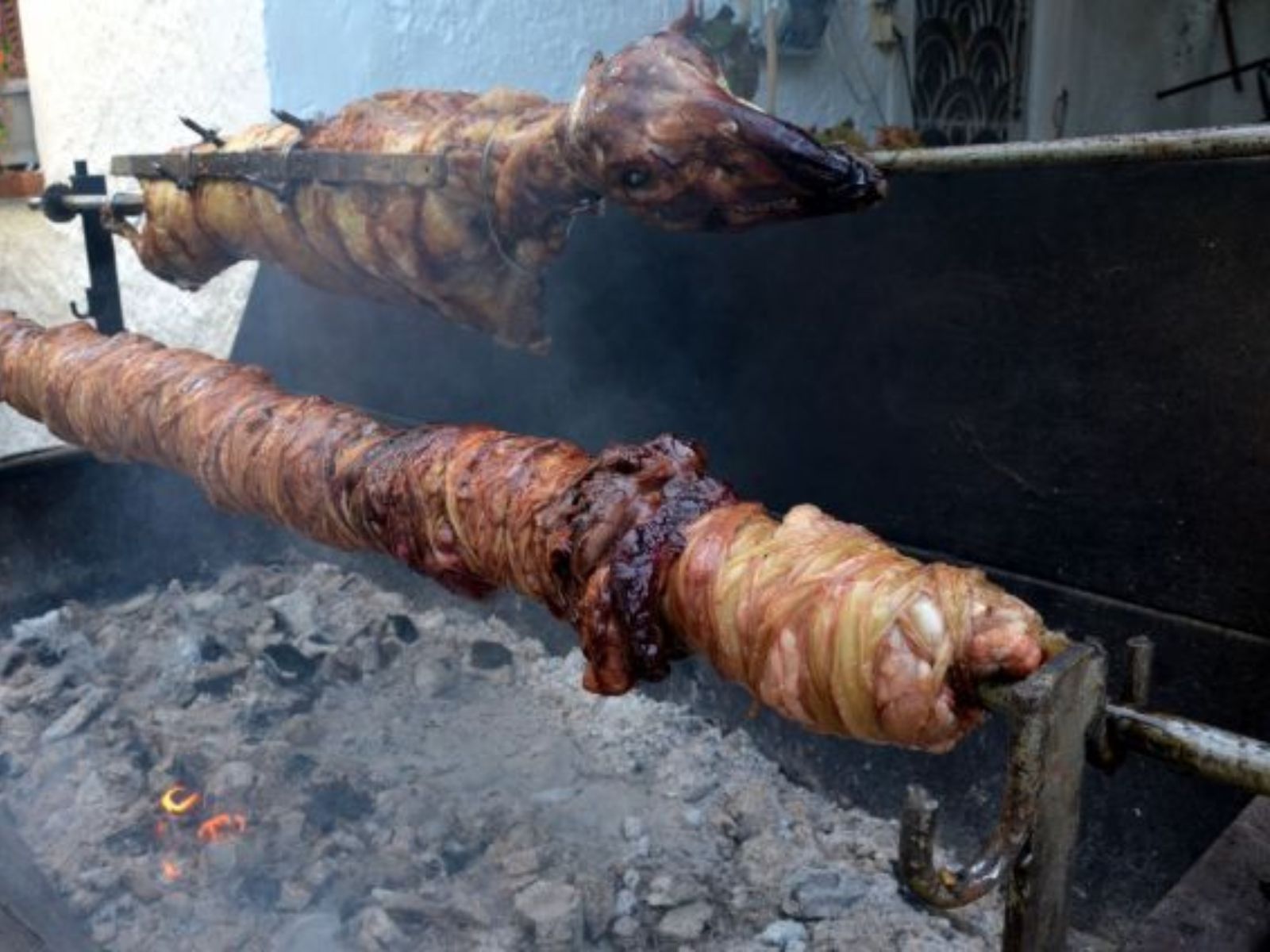 Το έξυπνο κόλπο για να καθαρίσετε χωρίς τρίψιμο τις σούβλες και τις ψησταριές