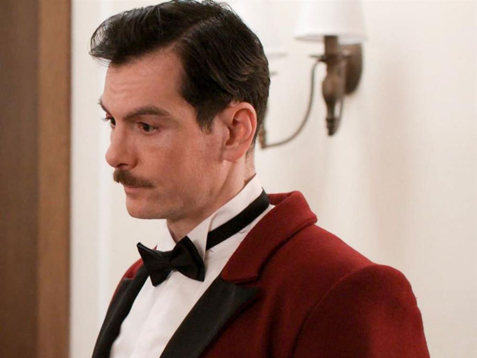 Grand Hotel: Ο Πέτρος καίει την Αλίκη με καυτό τσάι και τον διώχνουν από το ξενοδοχείο