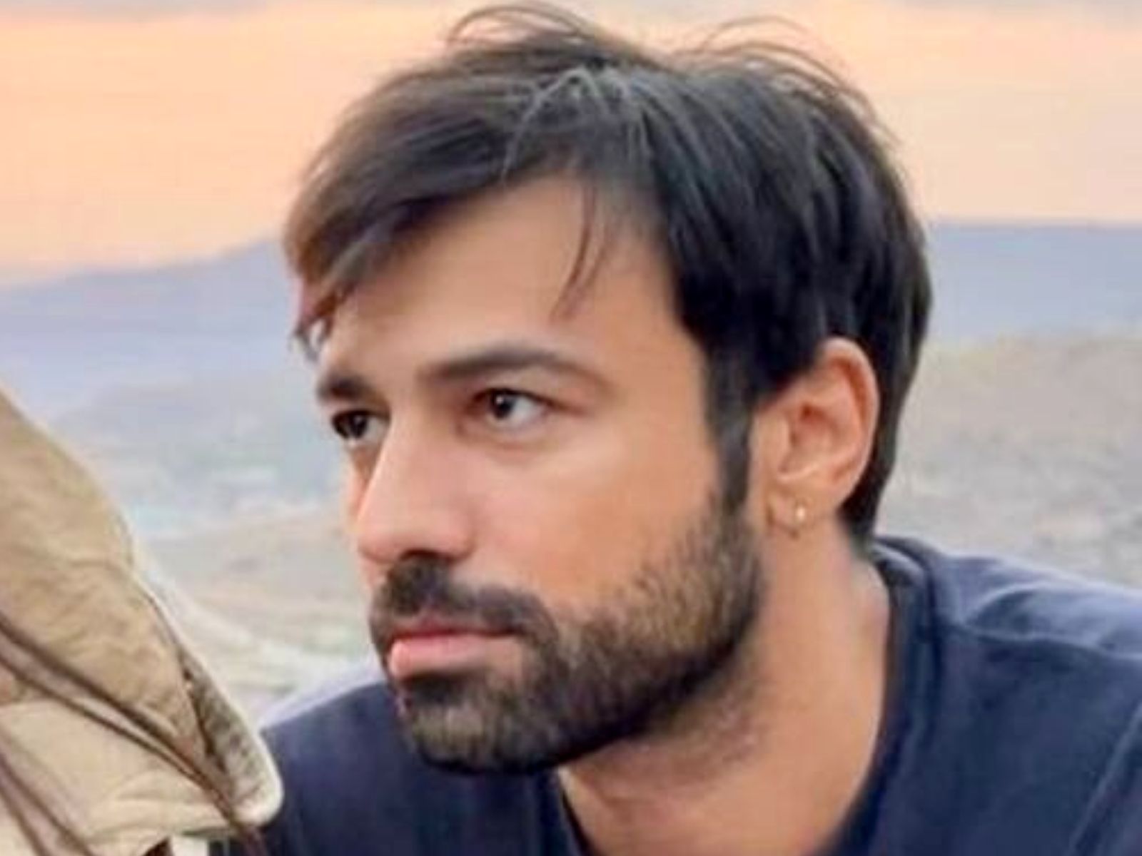 Η Γη της Ελιάς: Ο γοητευτικός γιατρός κερδίζει τη συμπάθεια και την εμπιστοσύνη όλων