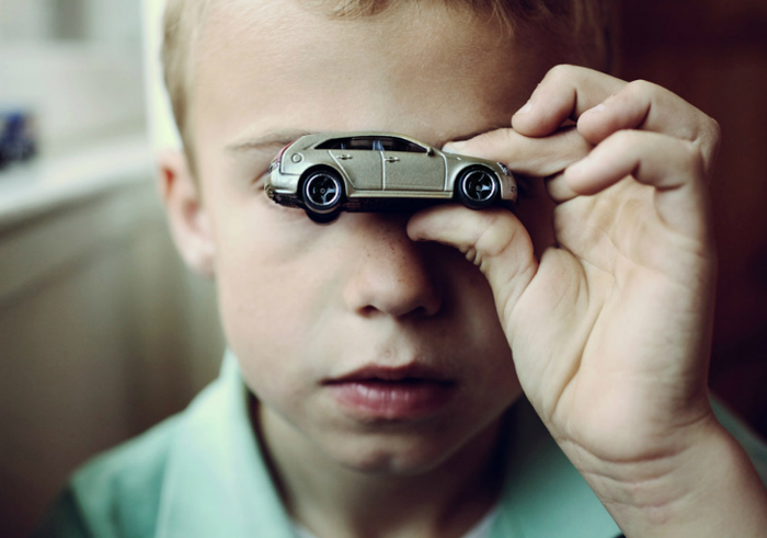 Ο νονός δε θα φέρει τη λαμπάδα ούτε φέτος – Πώς νιώθει ένα παιδί που οι νονοί του είναι απόντες