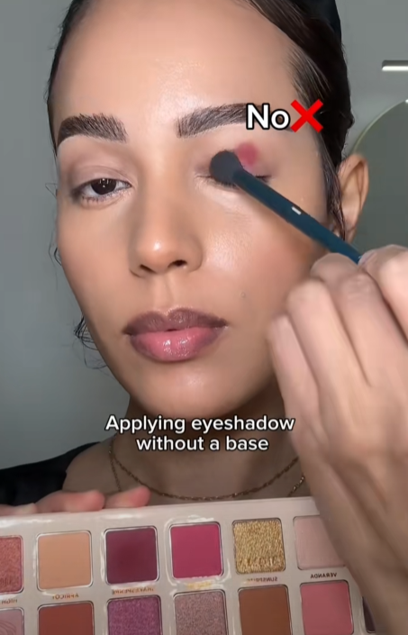 Ο πιο εύκολος τρόπος να βάζετε σκιά στα μάτια για ένα ομοιόμορφο αποτέλεσμα