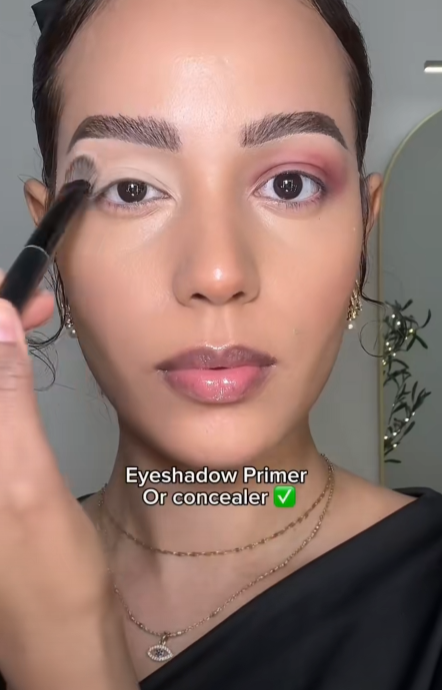 Ο πιο εύκολος τρόπος να βάζετε σκιά στα μάτια για ένα ομοιόμορφο αποτέλεσμα