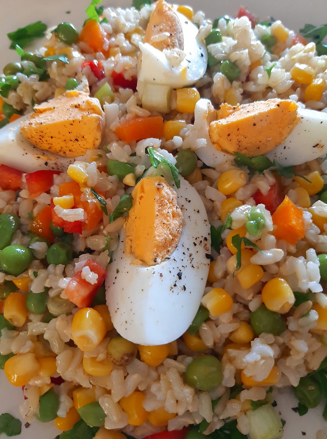 Ρυζοσαλάτα με τα Πασχαλινά αυγά που περίσσεψαν