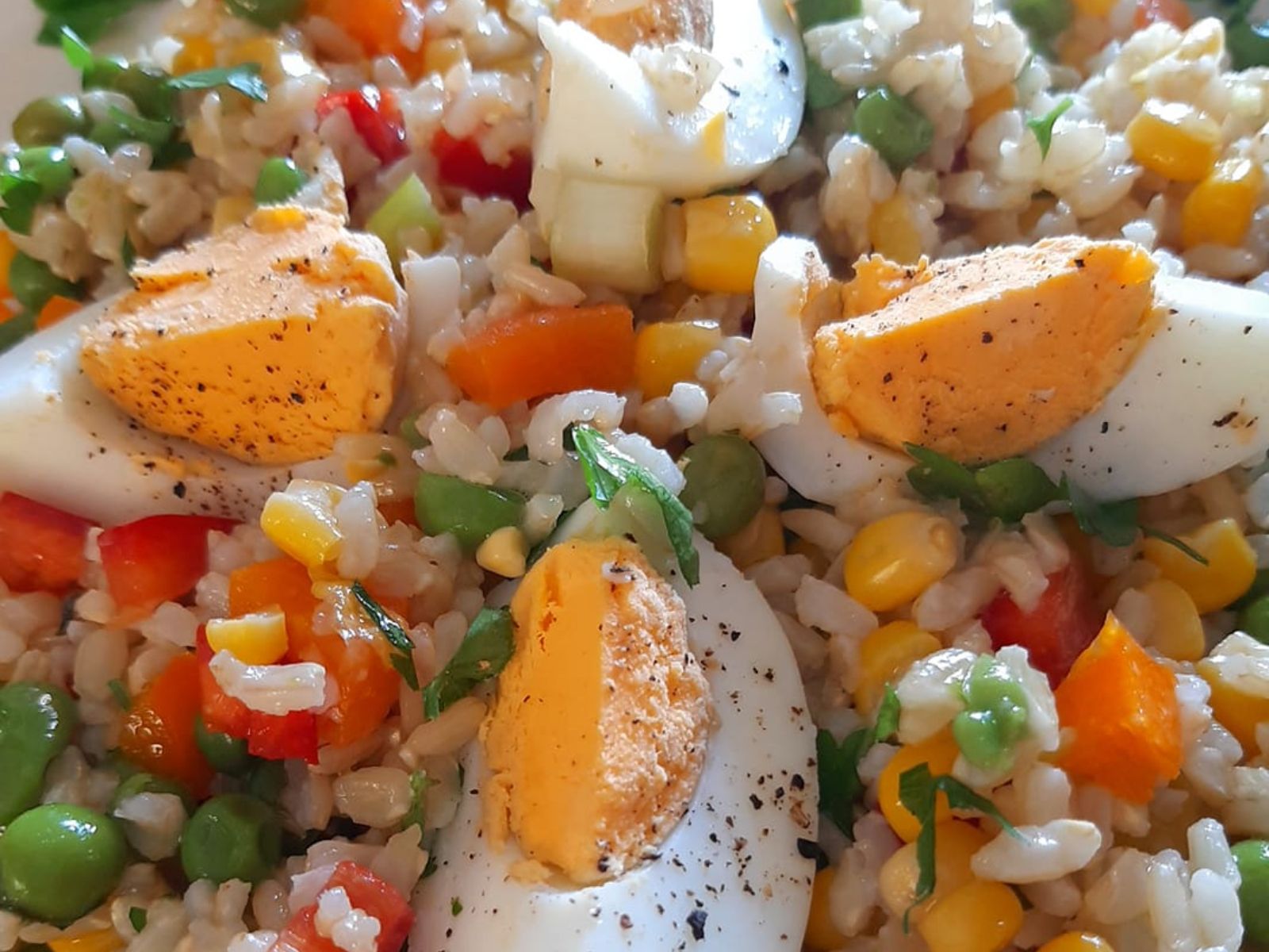 Ρυζοσαλάτα με τα Πασχαλινά αυγά που περίσσεψαν