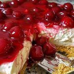 Cheesecake κεράσι με τα Πασχαλινά κουλουράκια που περίσσεψαν