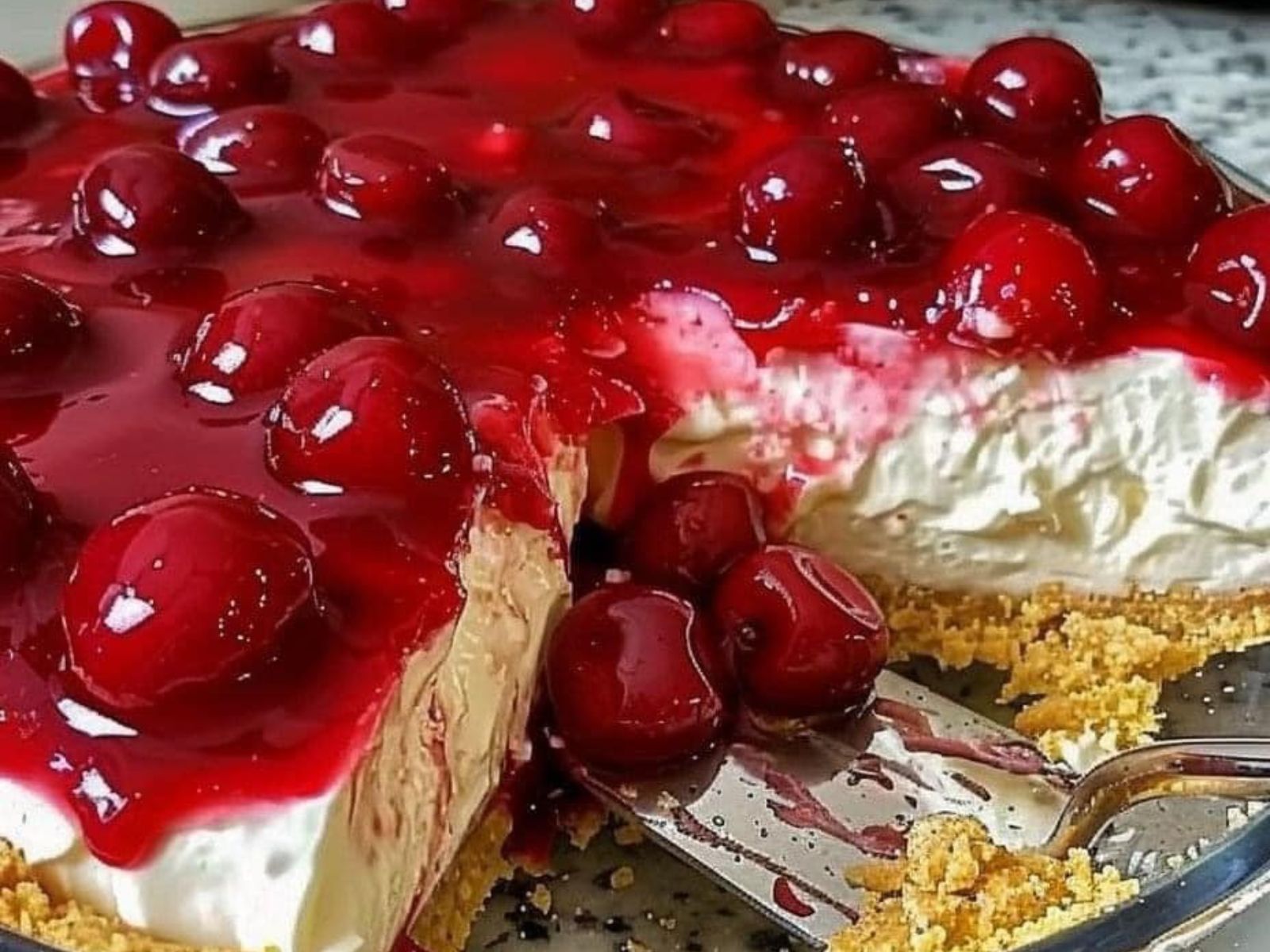 Cheesecake κεράσι με τα Πασχαλινά κουλουράκια που περίσσεψαν